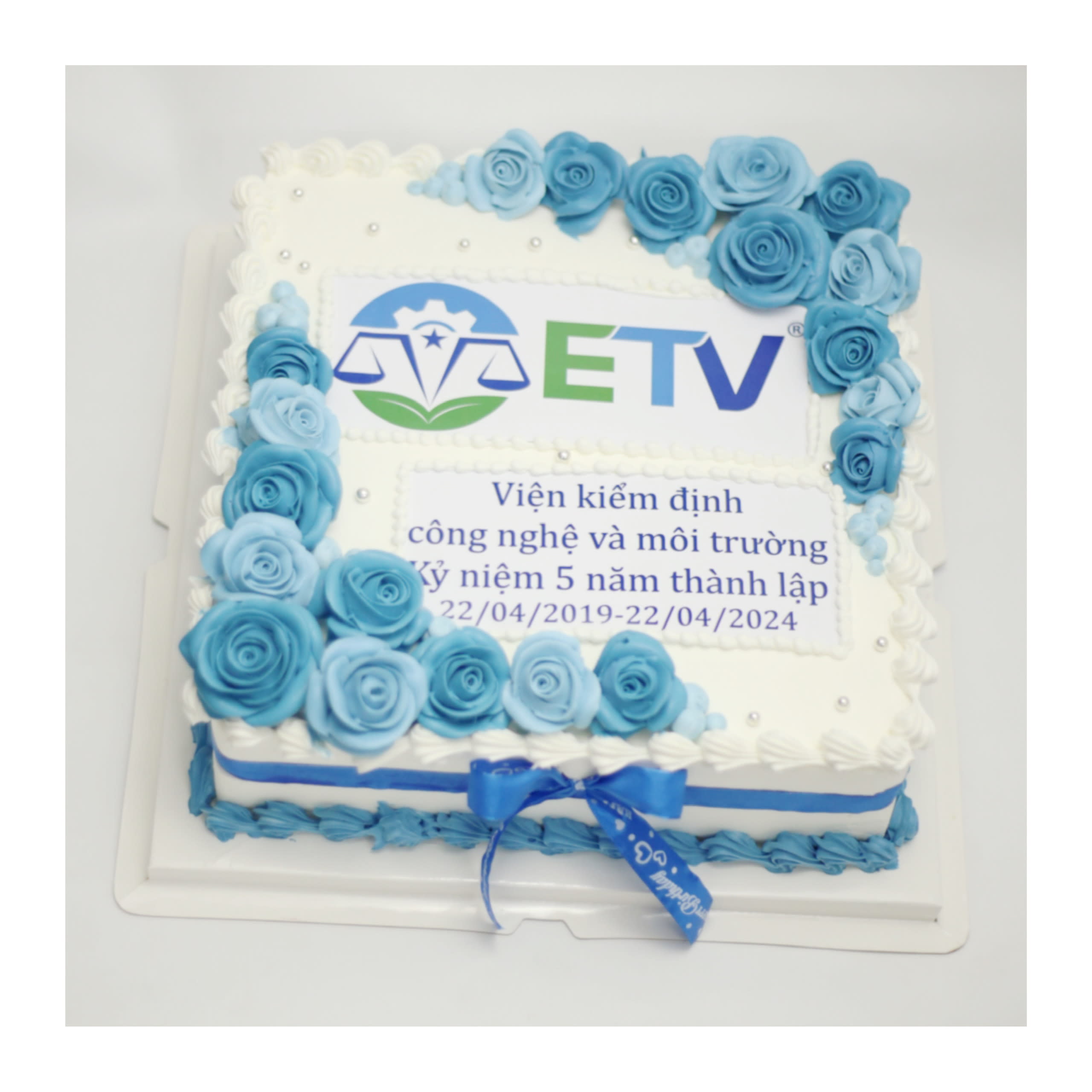 Bánh kem kỷ niệm 5 năm thành lập ETV