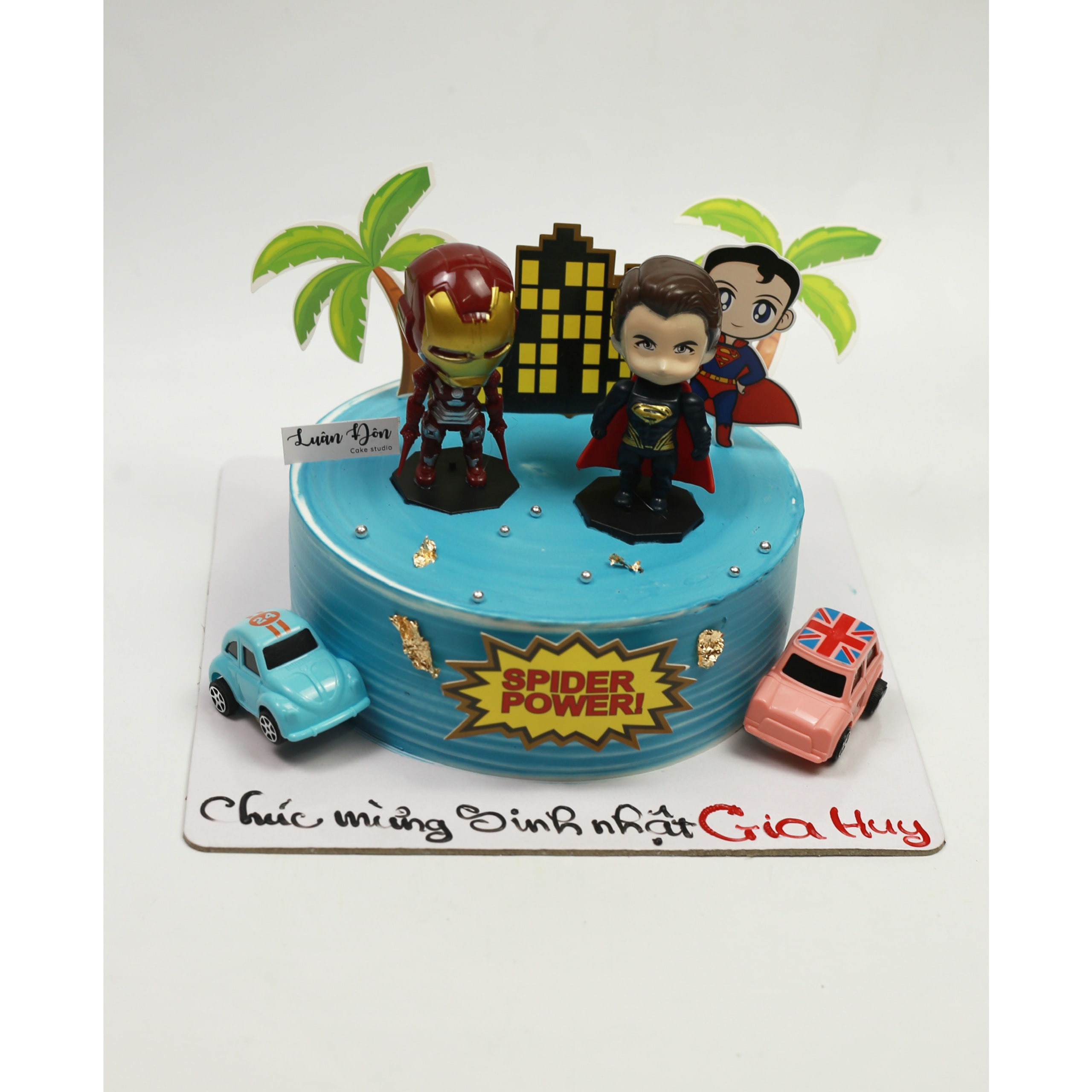 Bánh kem siêu anh hùng Iron Man và Superman