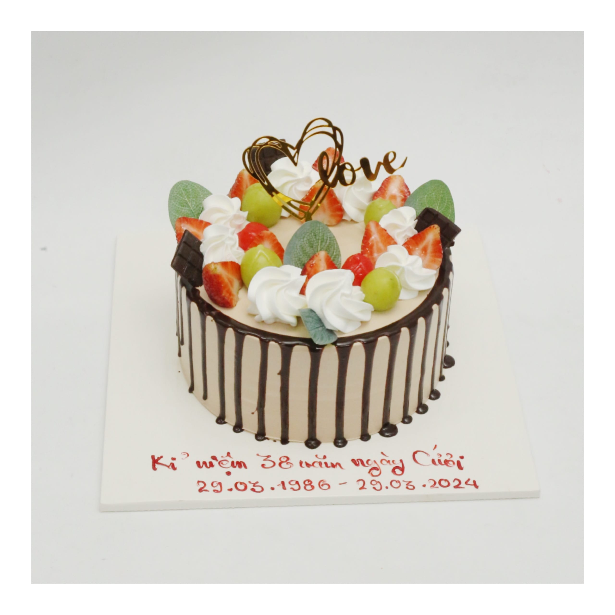 Bánh kỉ niệm phủ chocolate chảy ngọt ngào