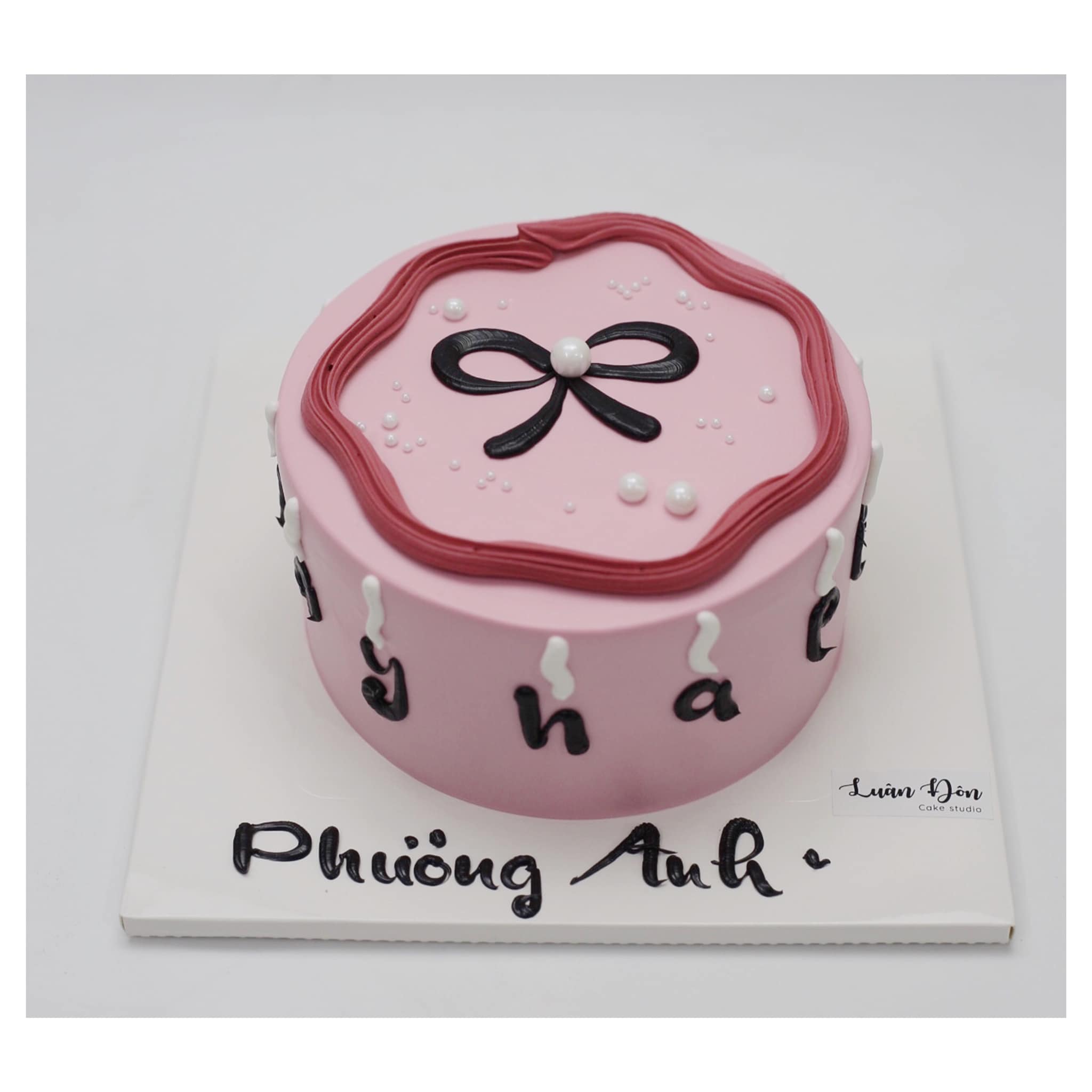 Bánh kem thắt nơ hồng xinh xắn