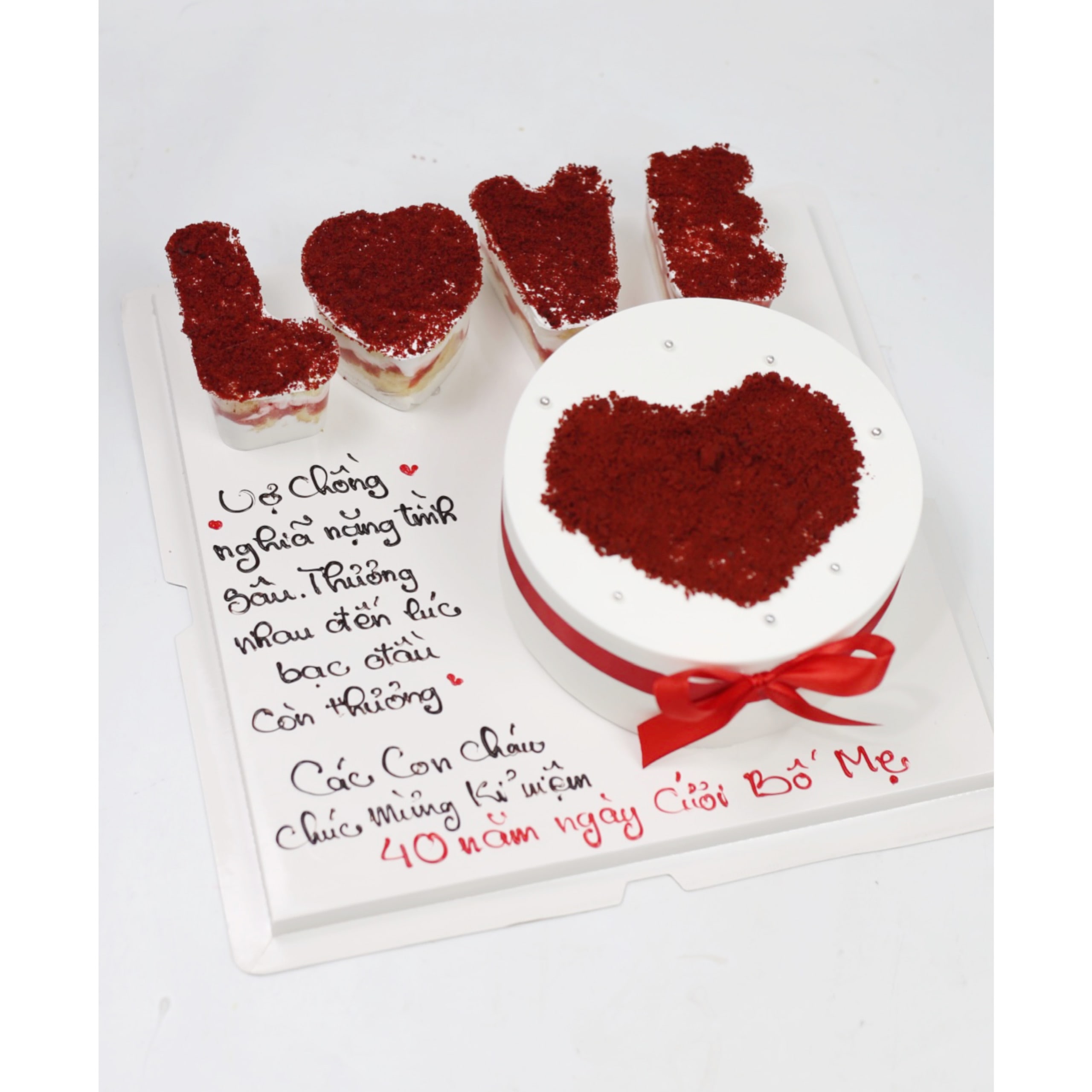 Bánh kem red velvet chủ đề tình yêu 40 năm