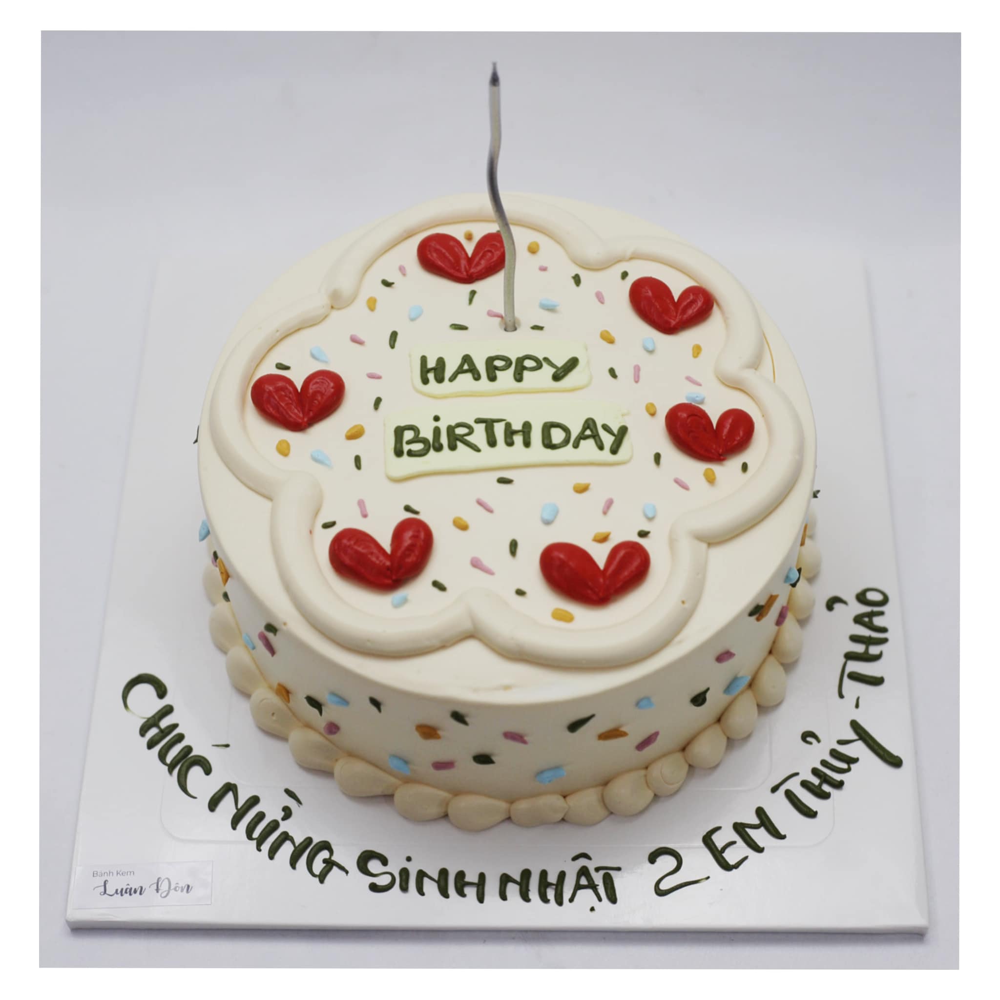 Bánh kem trái tim đỏ Happy Birthday đơn giản