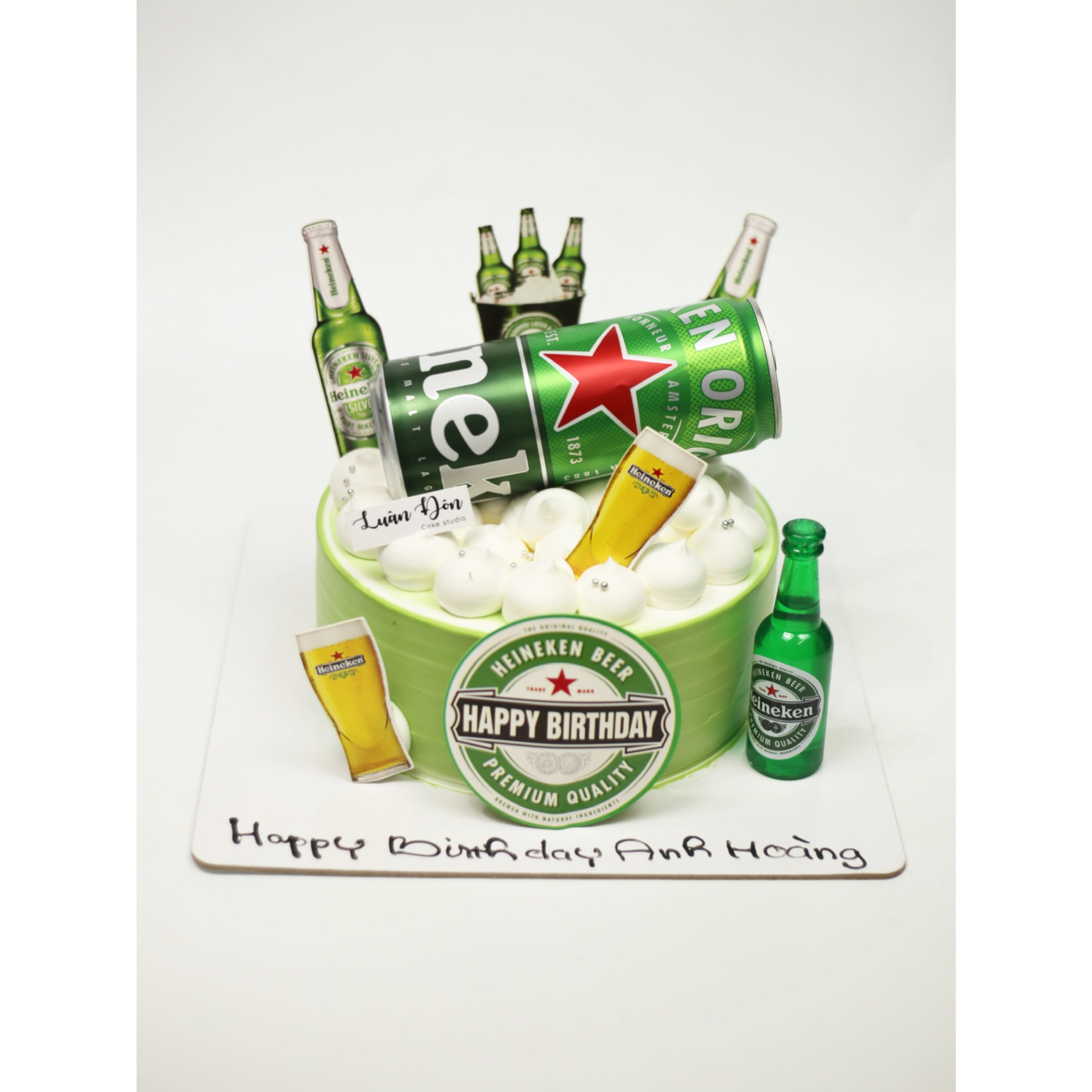 Bánh kem chủ đề bia Heineken độc đáo