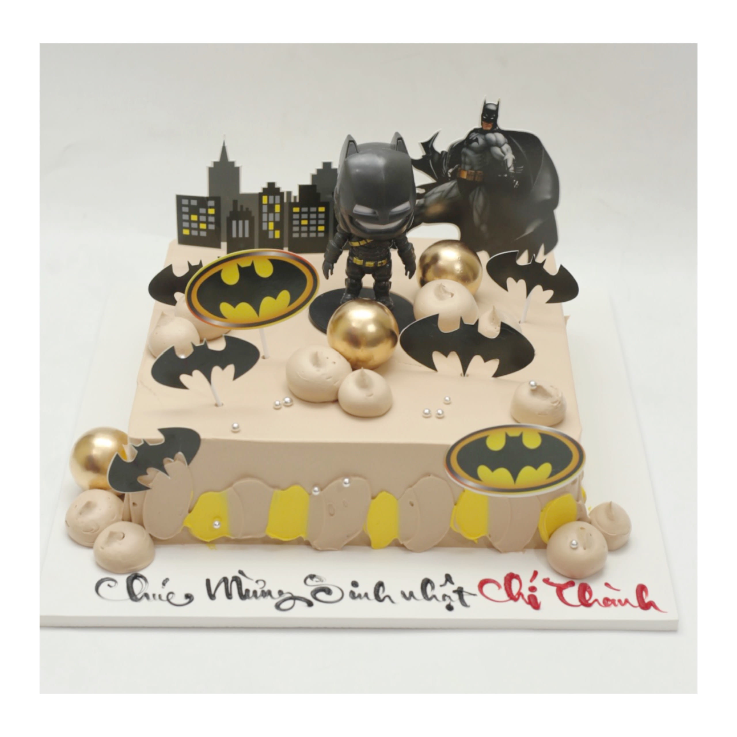 Bánh kem Batman tông vàng đen mạnh mẽ sang trọng