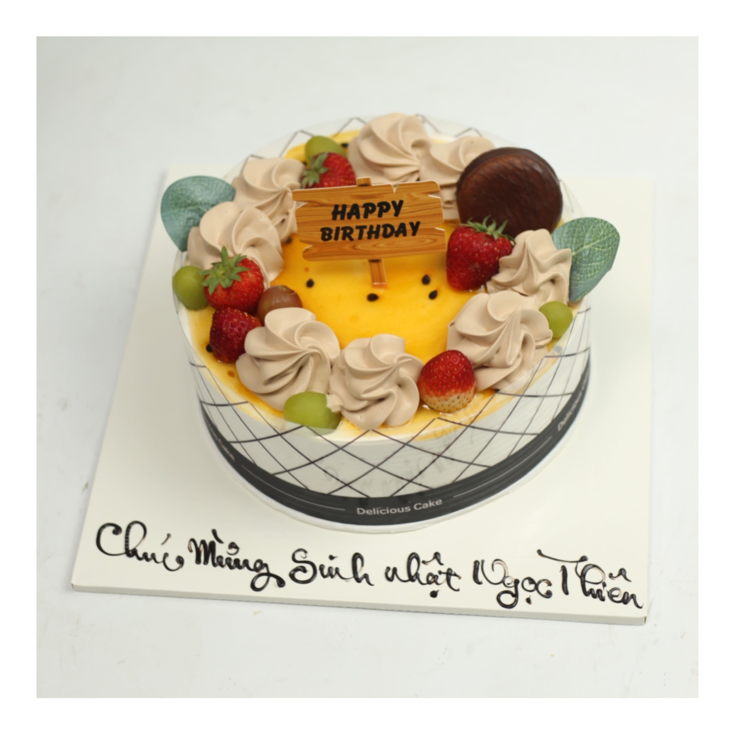 Bánh kem chocolate trang trí dâu tây tươi