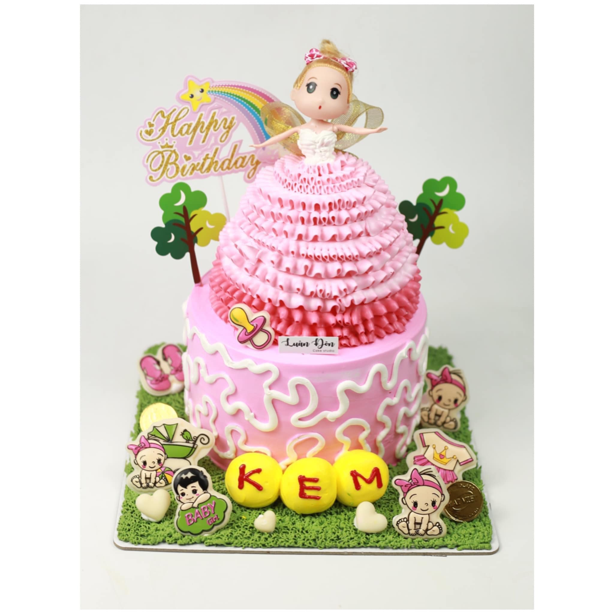 Bánh kem búp bê hai tầng sắc hồng rực rỡ