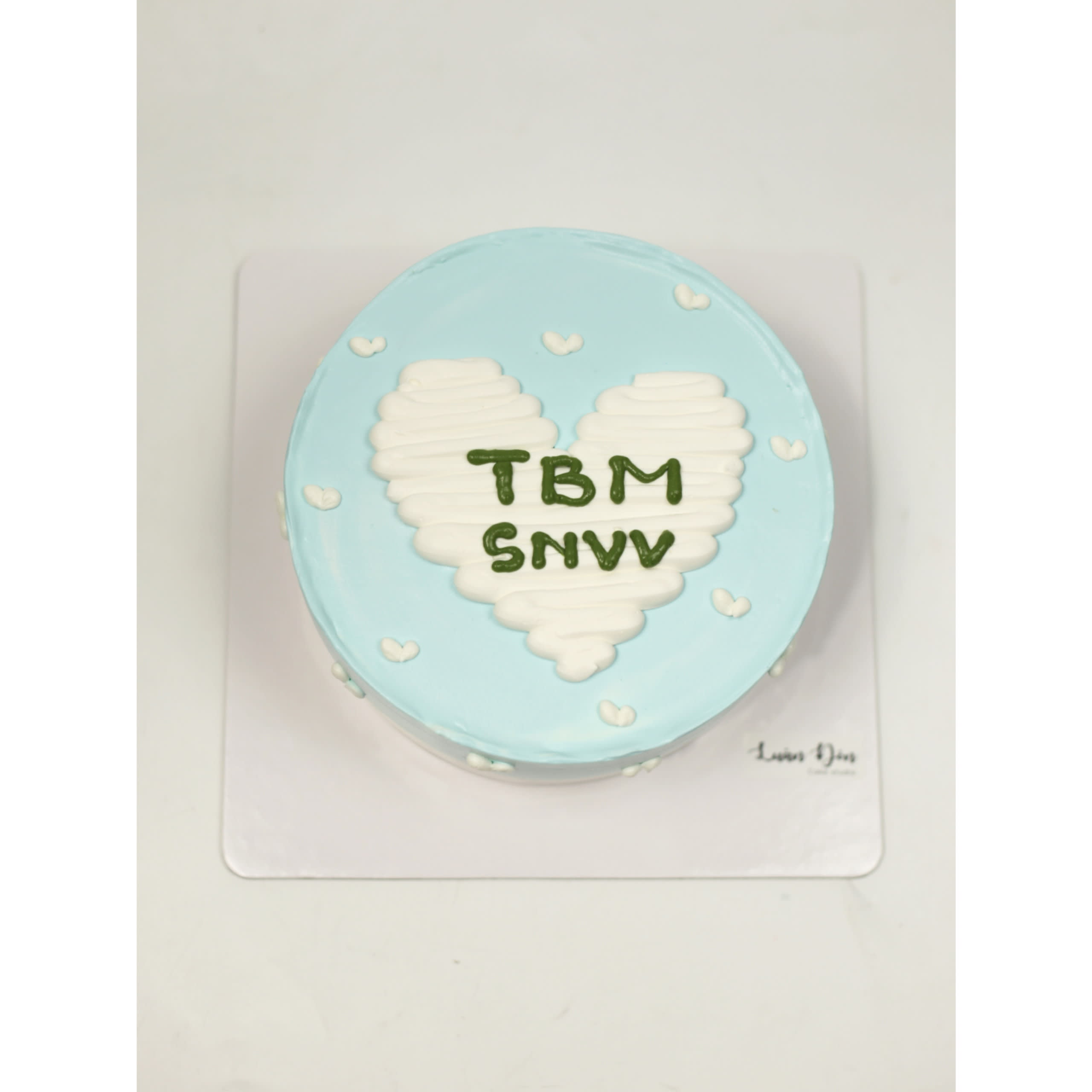 Bánh kem màu xanh pastel hình trái tim