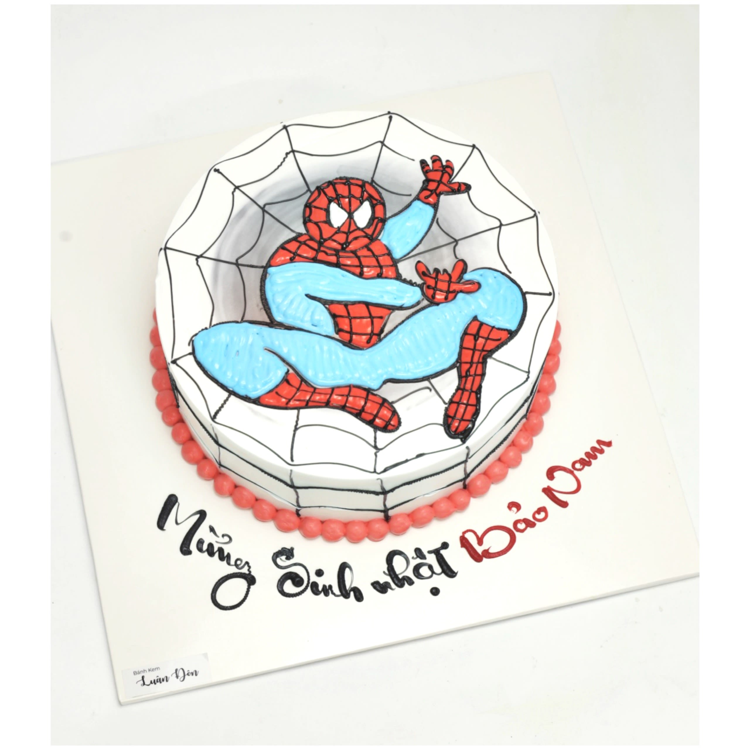 Bánh kem vẽ hình Spider-Man trên nền mạng nhện
