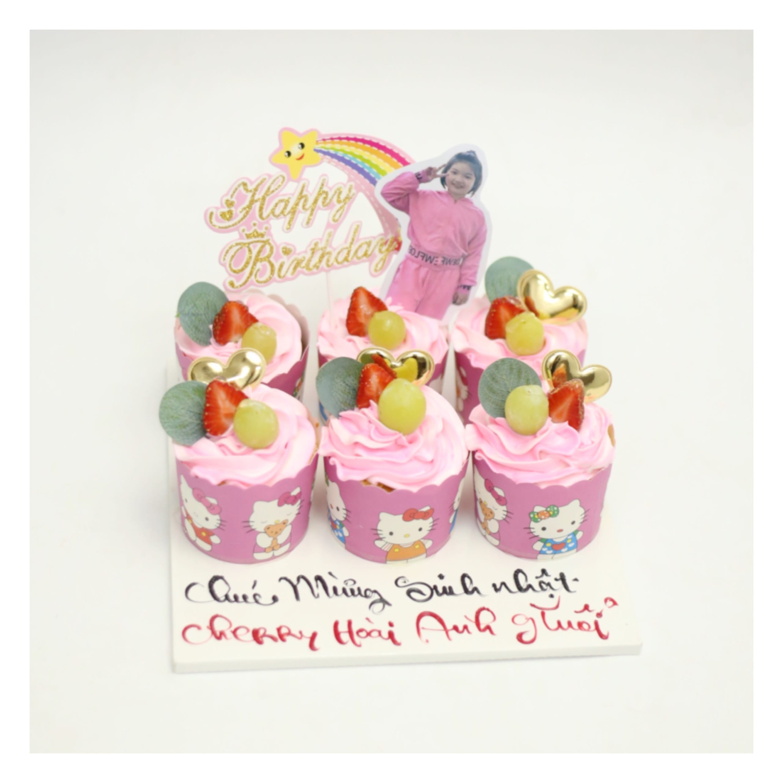 Set cupcake Hello Kitty kết hợp hoa quả tươi