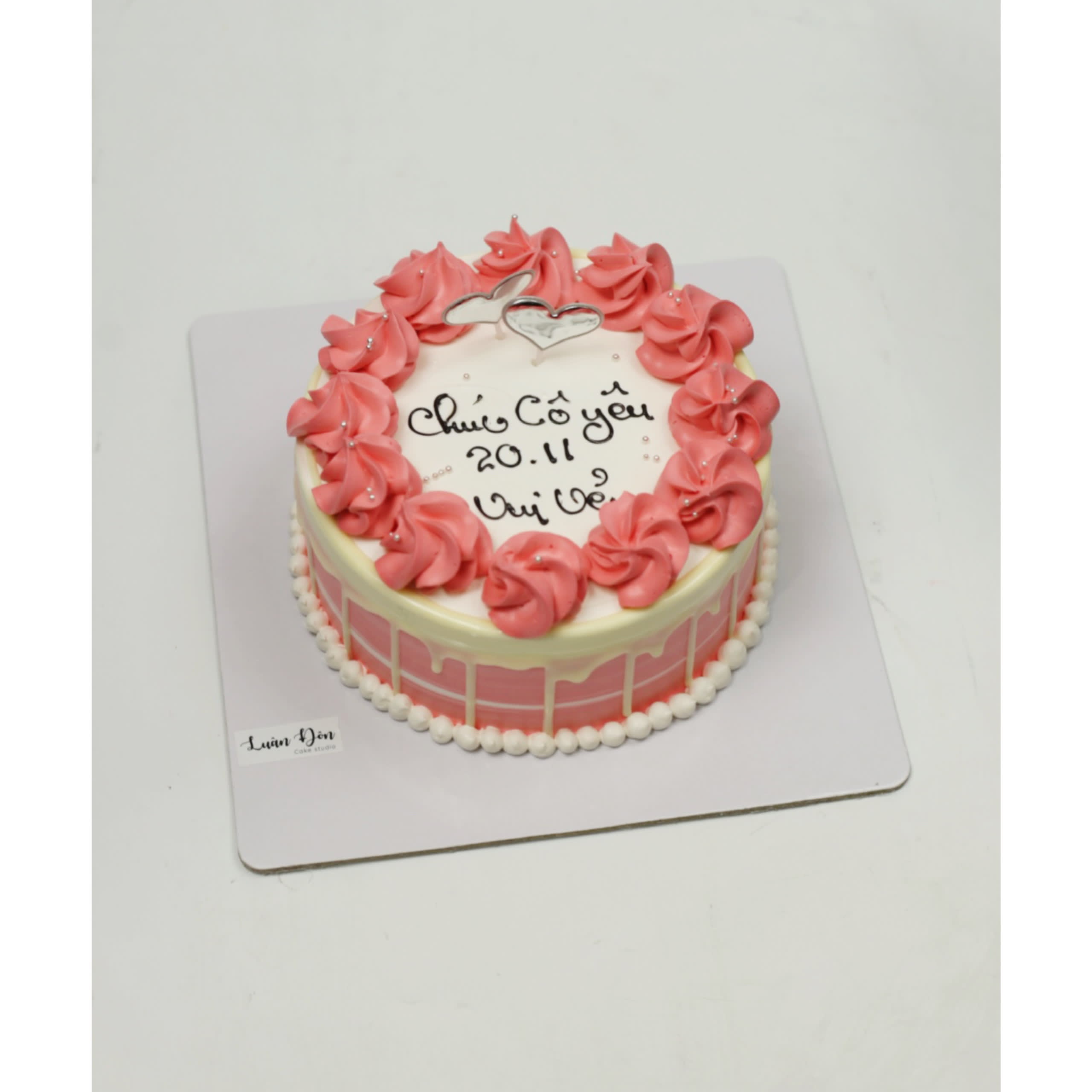 Bánh kem hồng pastel trang trí hoa kem
