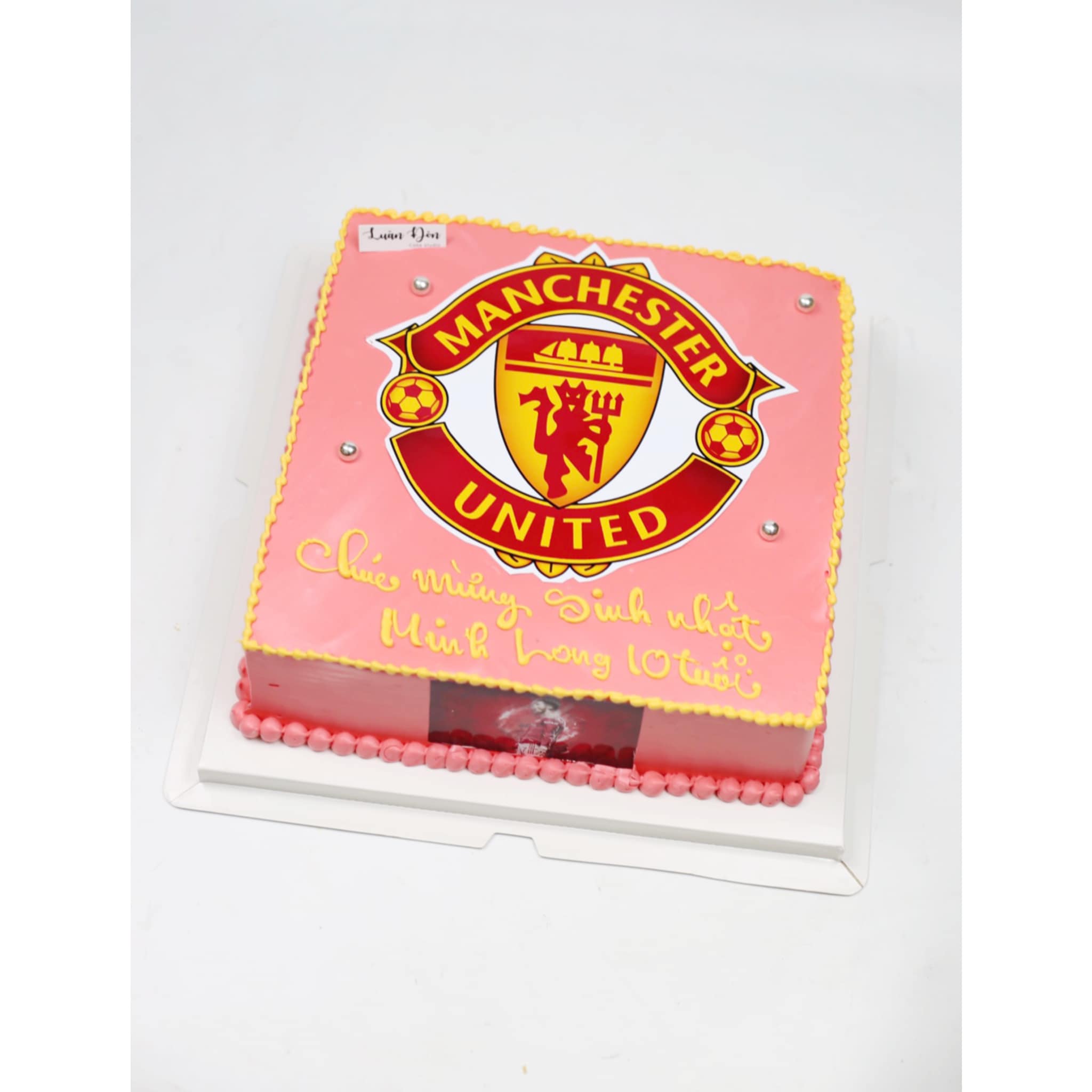 Bánh in hình logo Manchester United hồng độc đáo