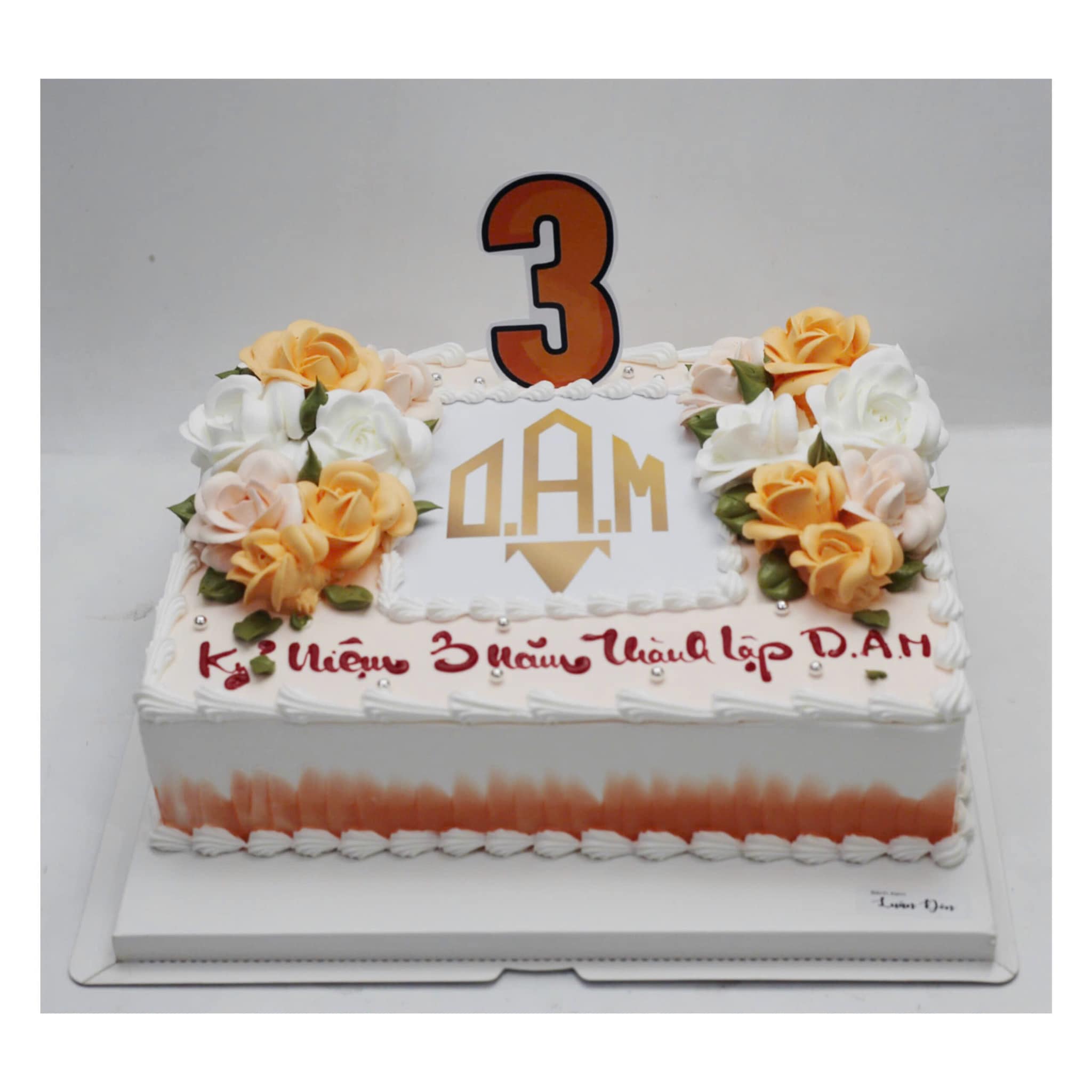 Bánh kỷ niệm 3 năm thành lập công ty