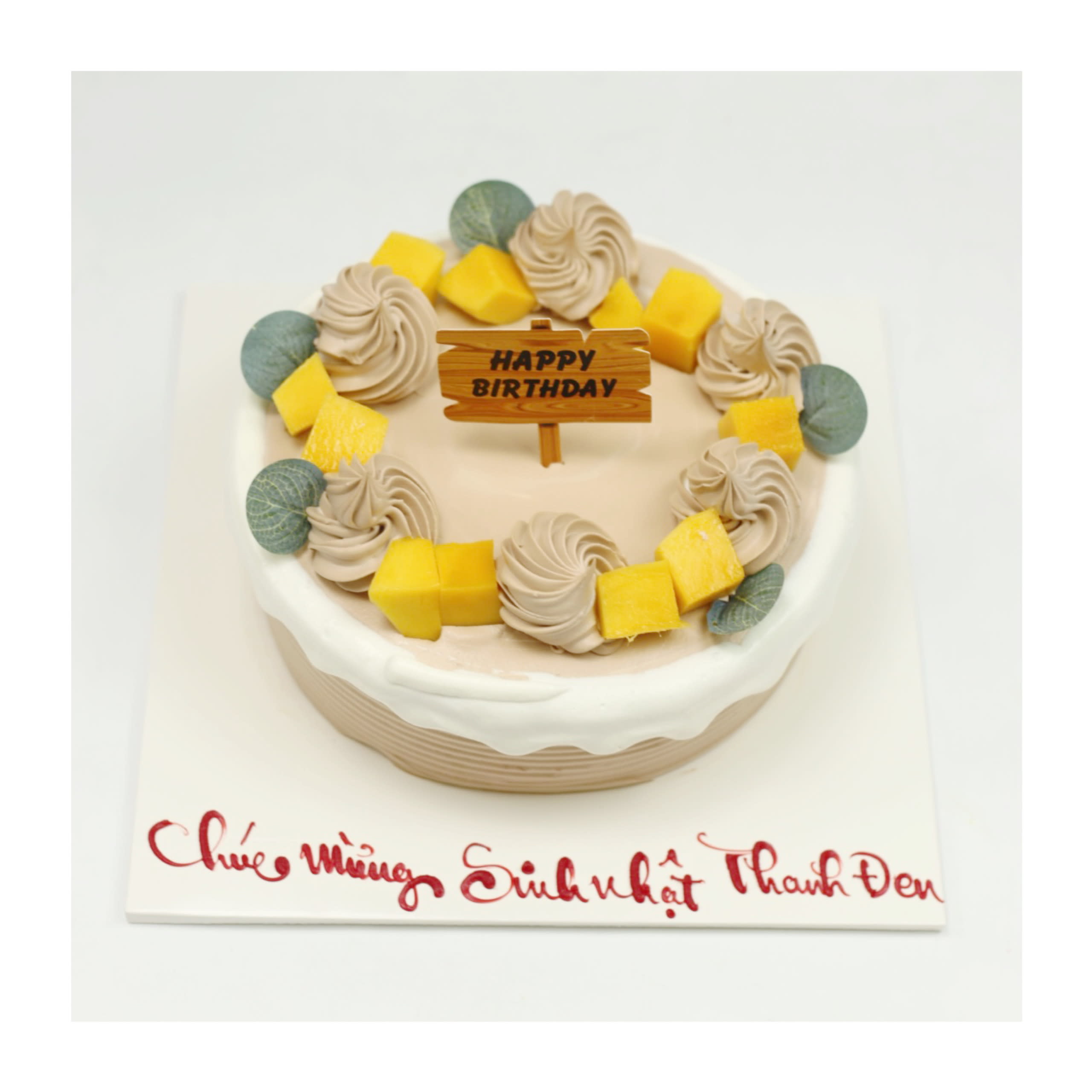 Bánh kem xoài tươi decor Happy Birthday gỗ