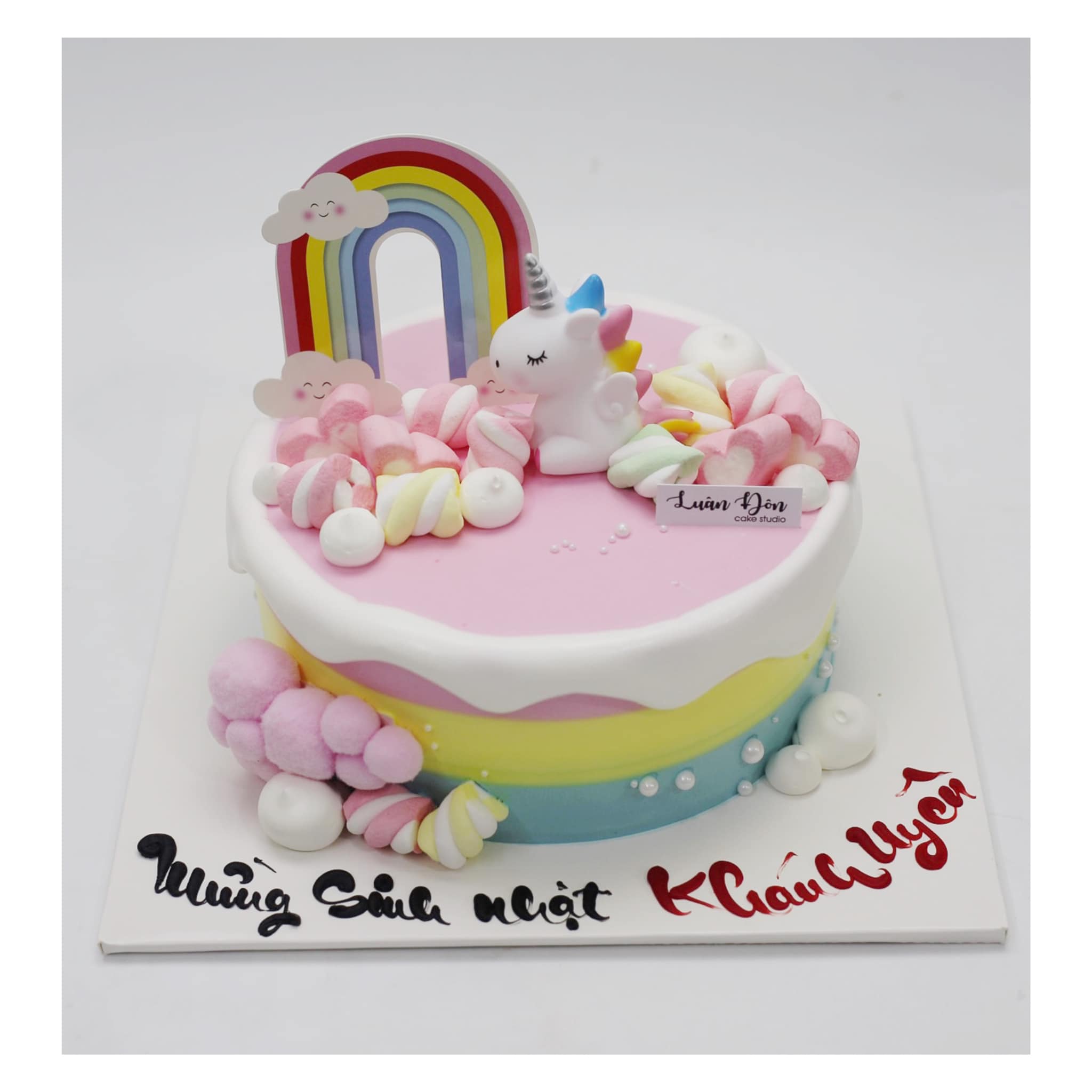 Bánh kem Unicorn cầu vồng và kẹo dẻo