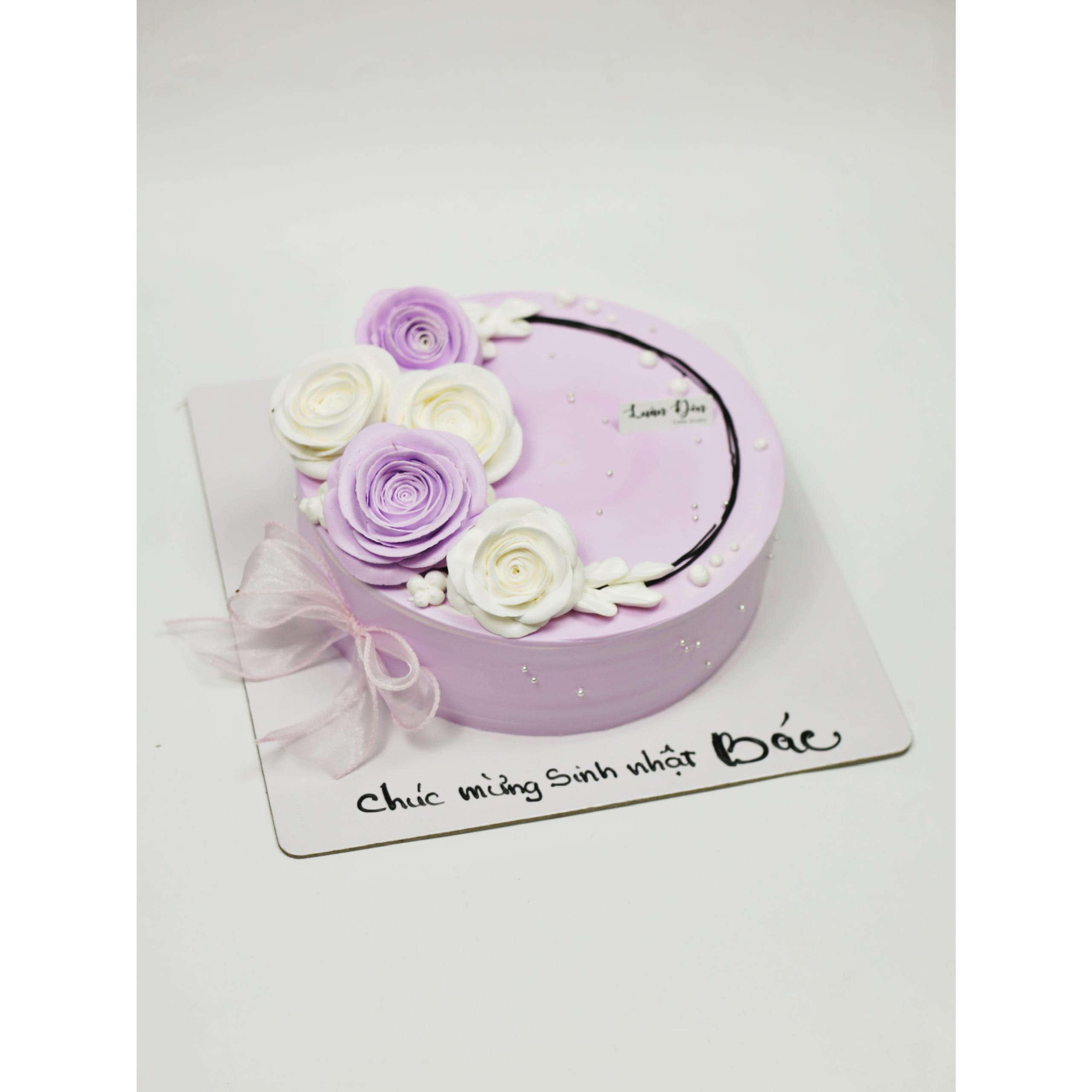 Bánh kem hoa tím tone pastel sang trọng