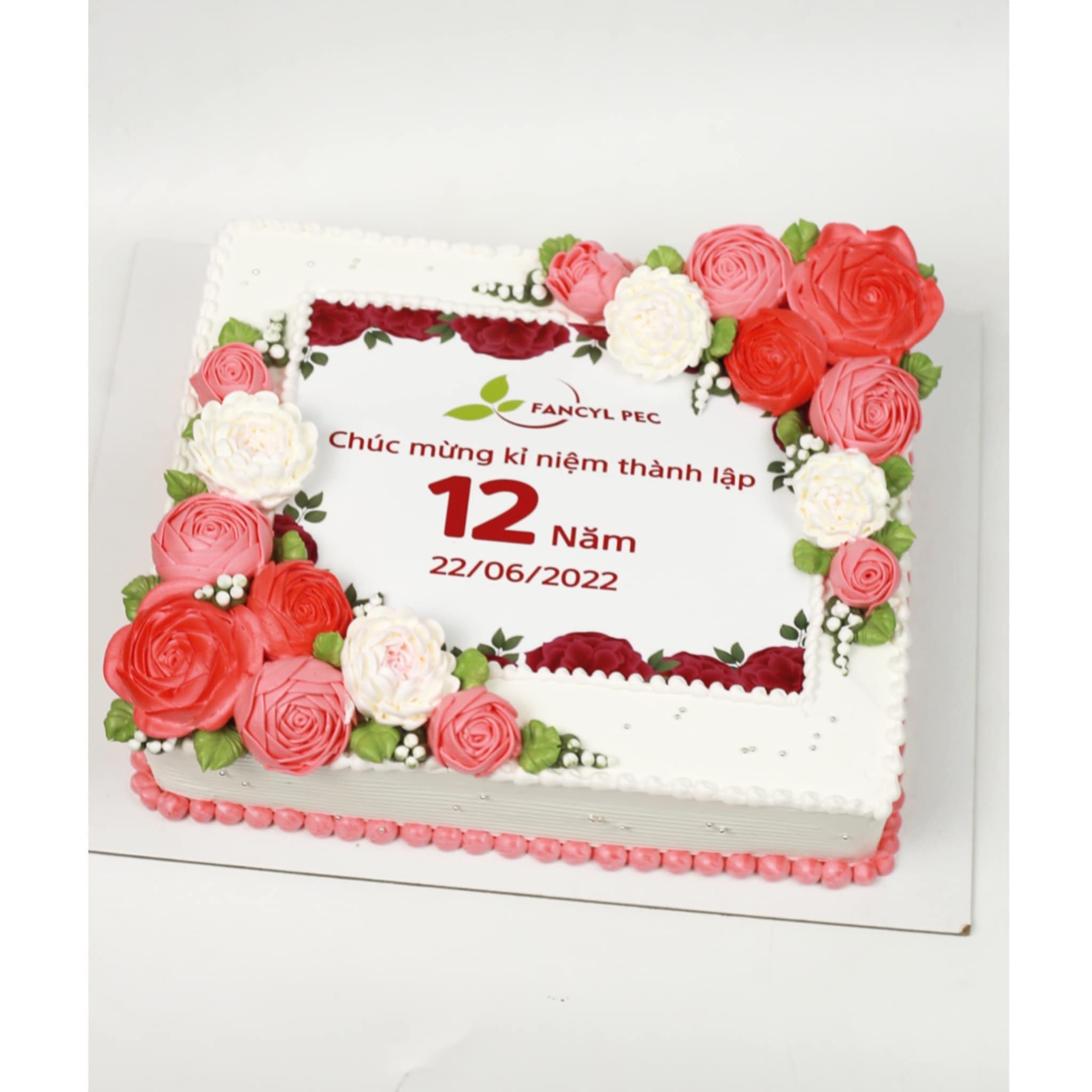 Bánh kem kỷ niệm 12 năm thành lập công ty