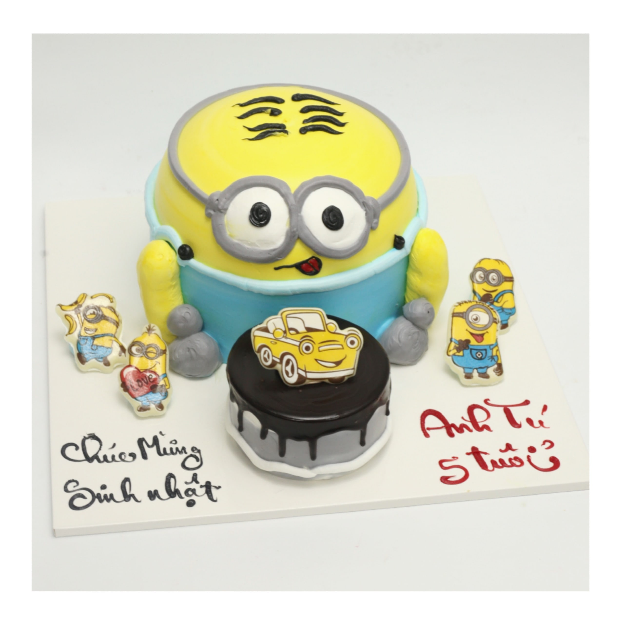 Bánh kem Minion vàng rực rỡ và xe hơi