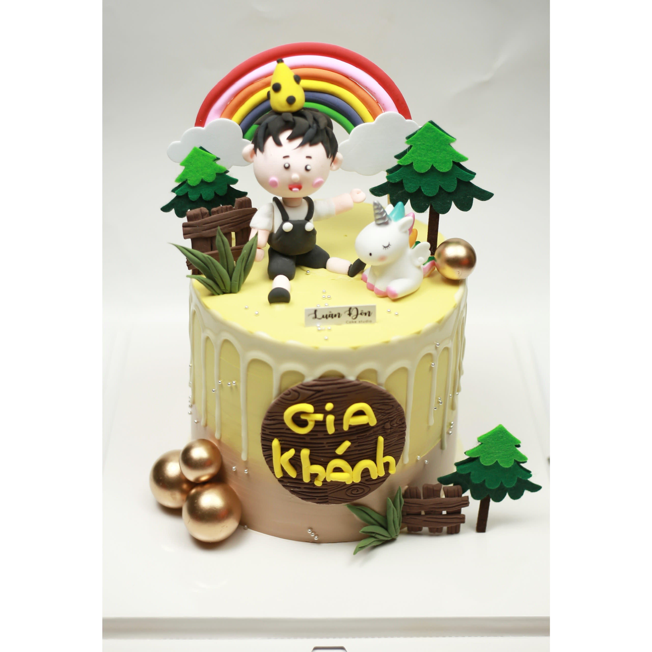 Bánh kem bé trai cầu vồng và kỳ lân