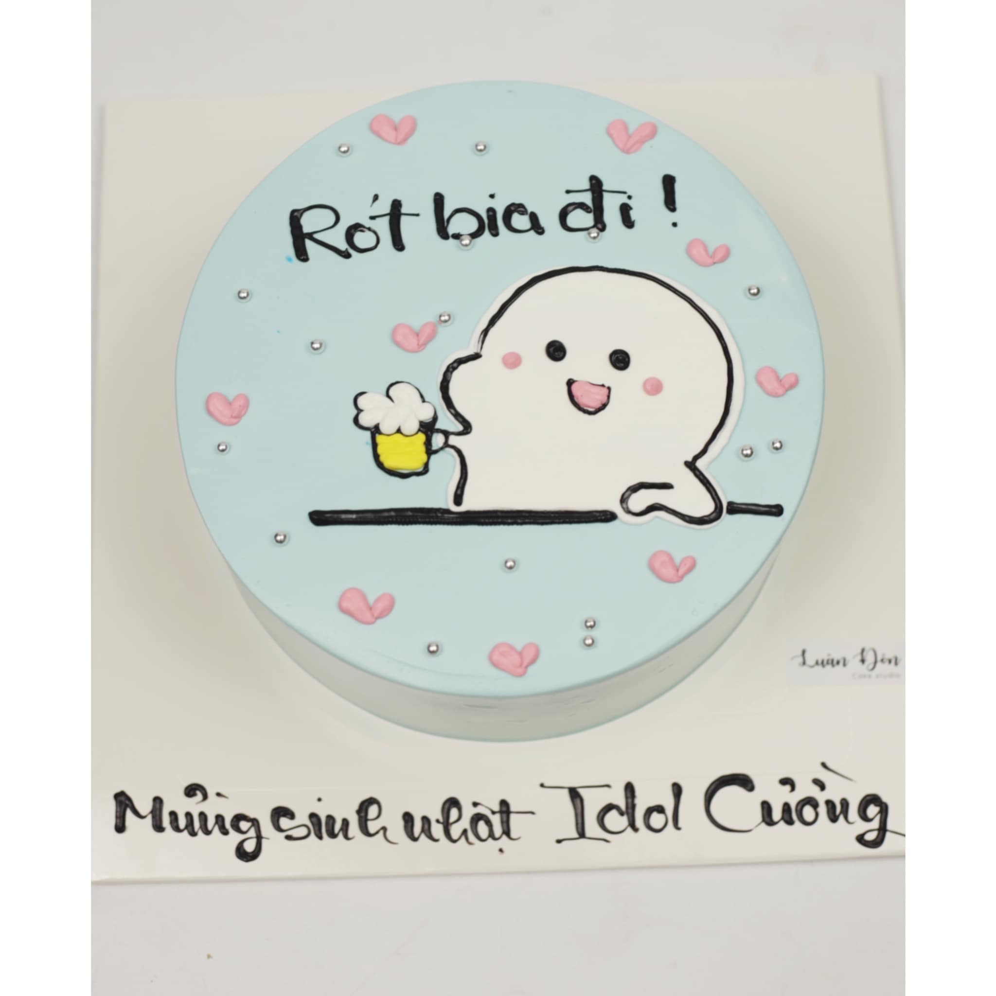 Bánh kem vẽ hình chibi uống bia