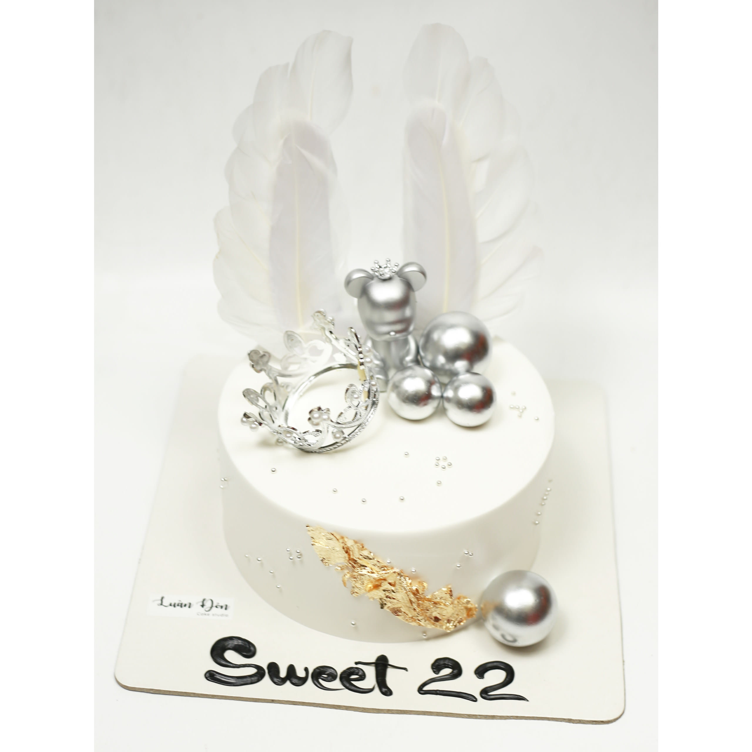 Bánh kem trắng bạc sang trọng Sweet 22