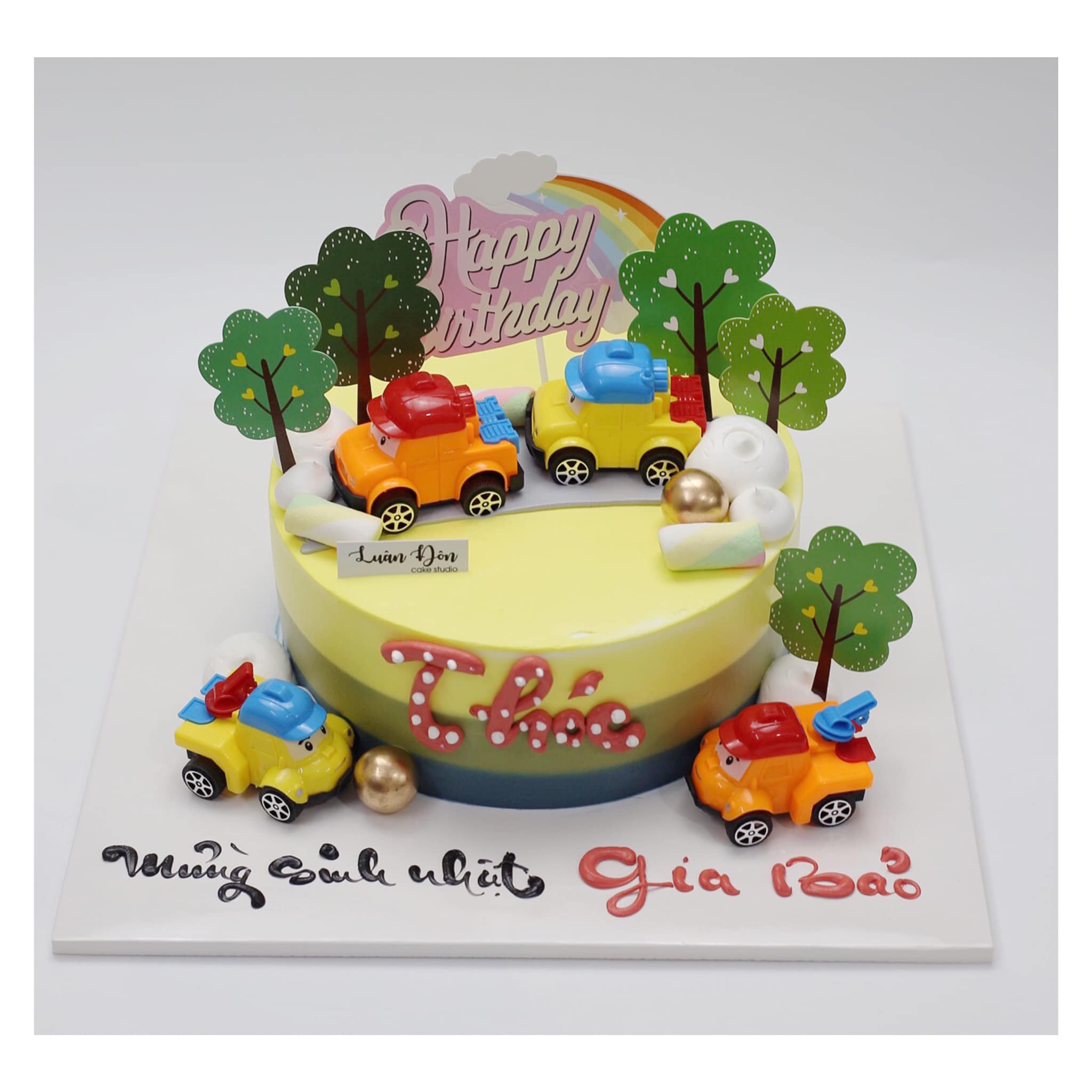 Bánh kem xe hơi mô hình và cầu vồng