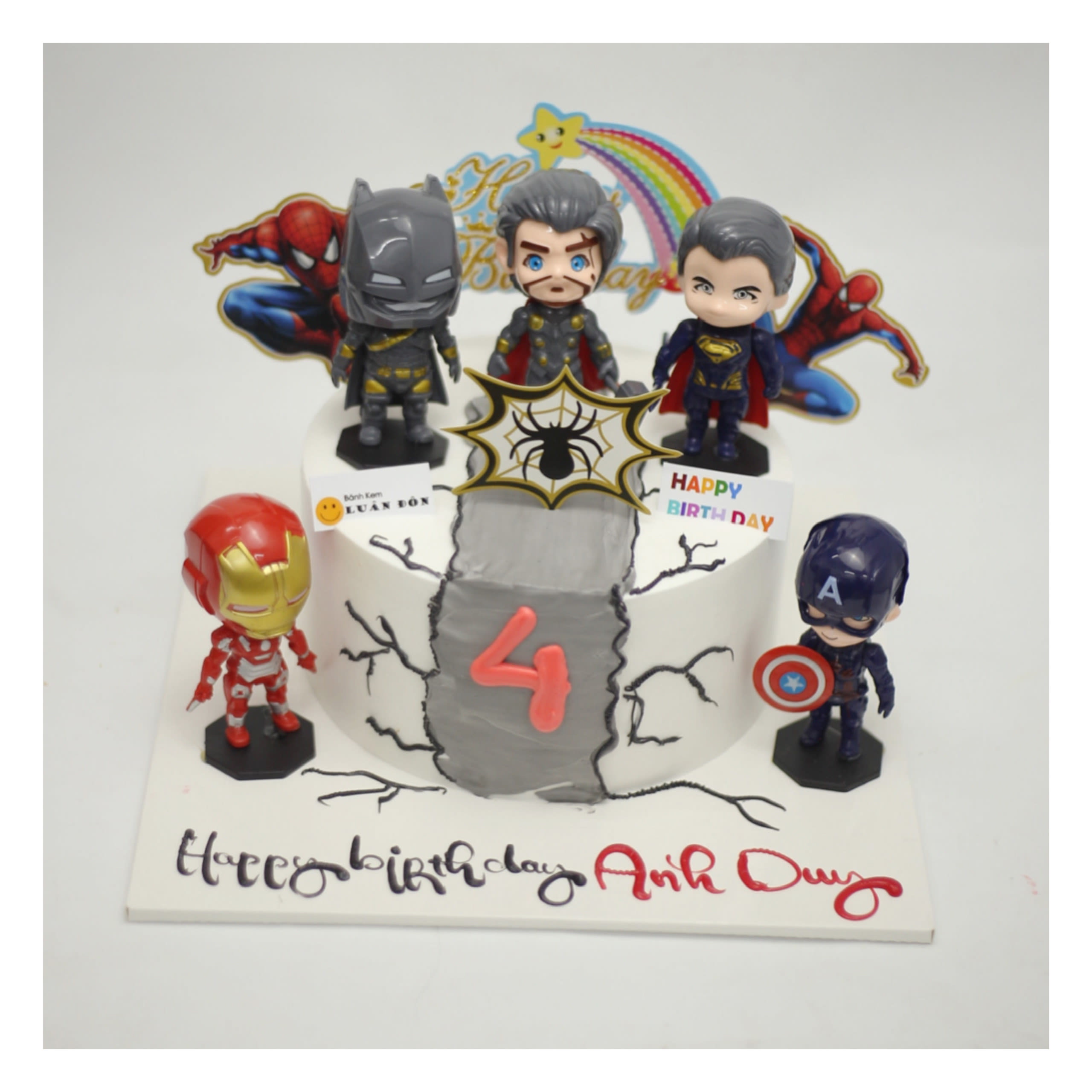 Bánh kem siêu anh hùng Marvel cho bé trai