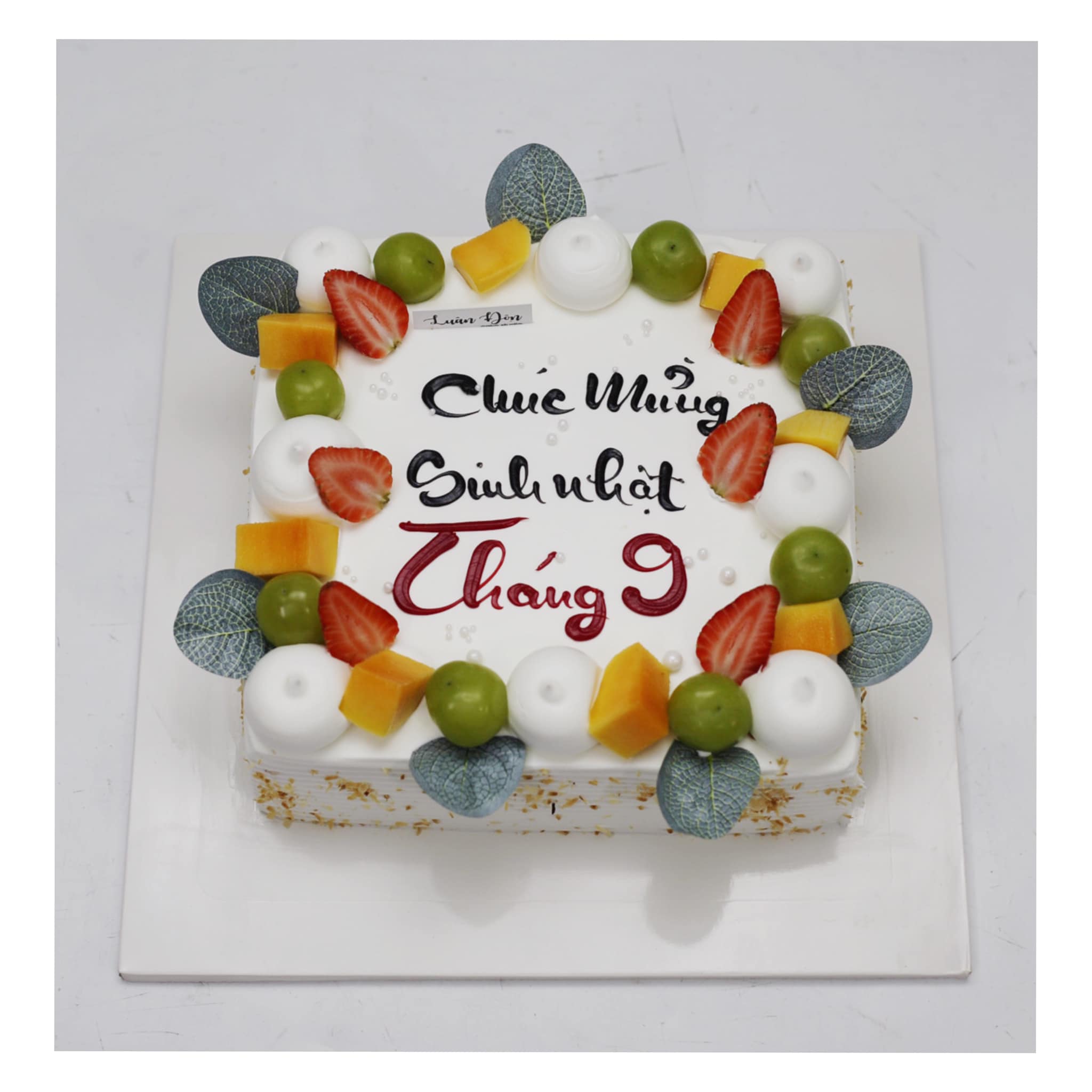 Bánh kem vuông trang trí trái cây tươi