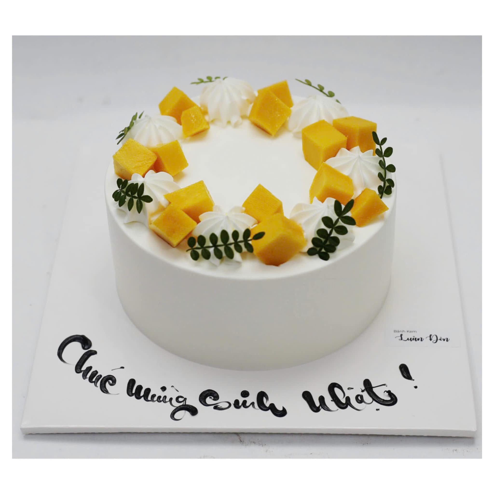 Bánh kem xoài tươi trang trí lá