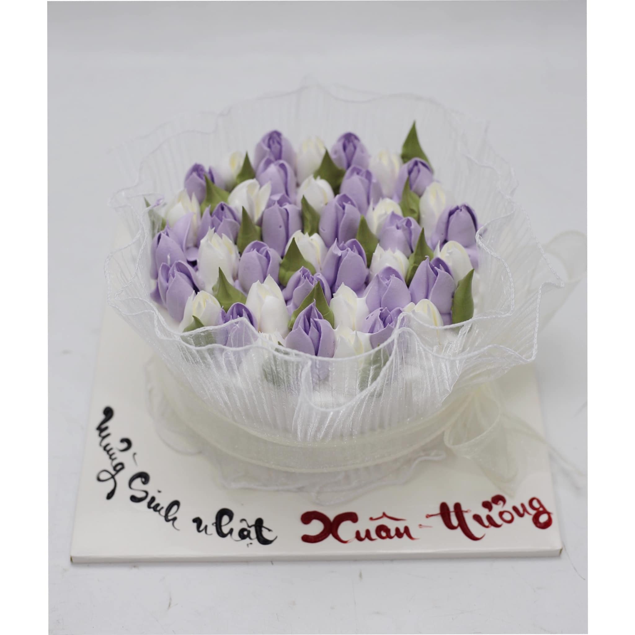 Bánh kem bó hoa tulip tím trắng nhẹ nhàng