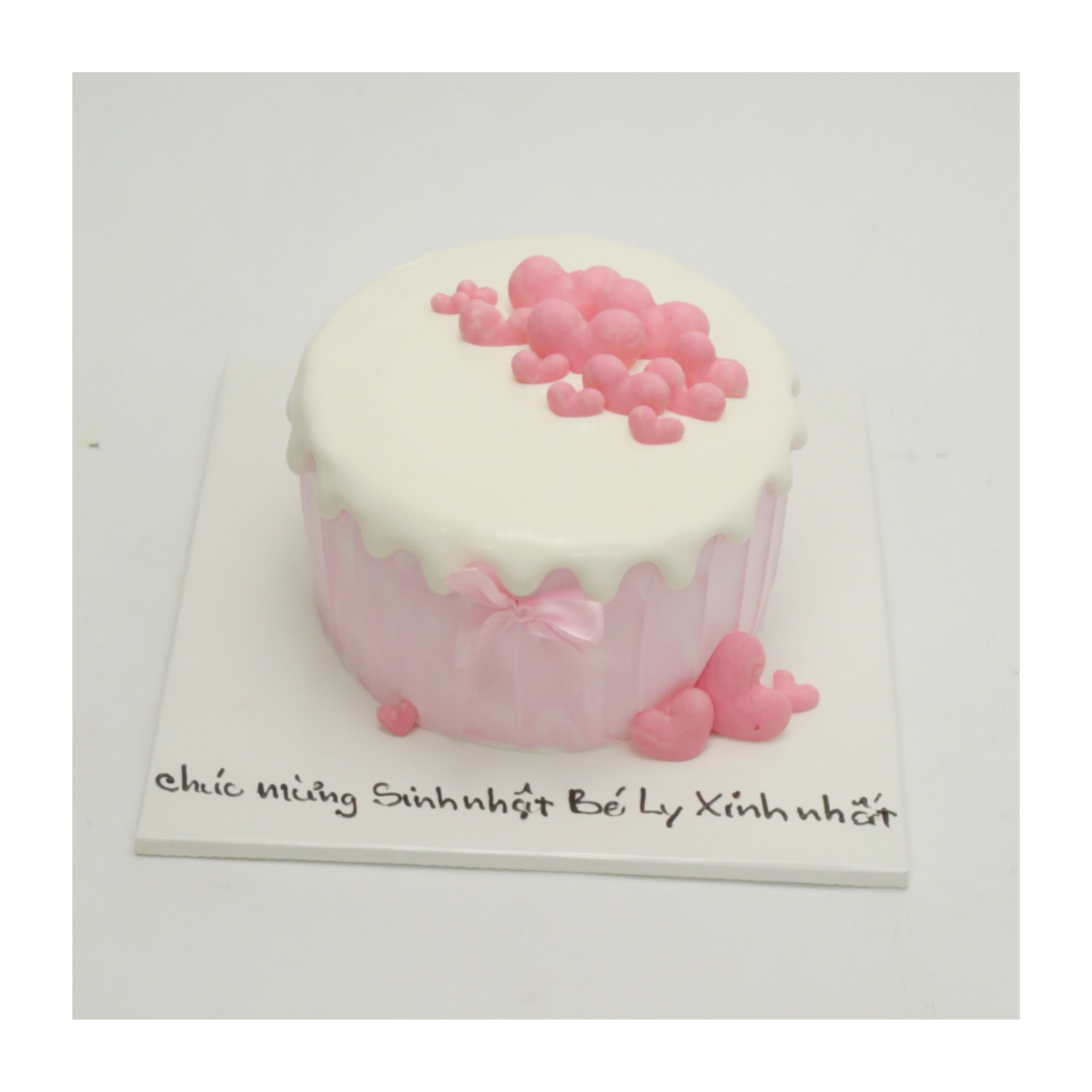Bánh kem hồng pastel trái tim cho bé gái