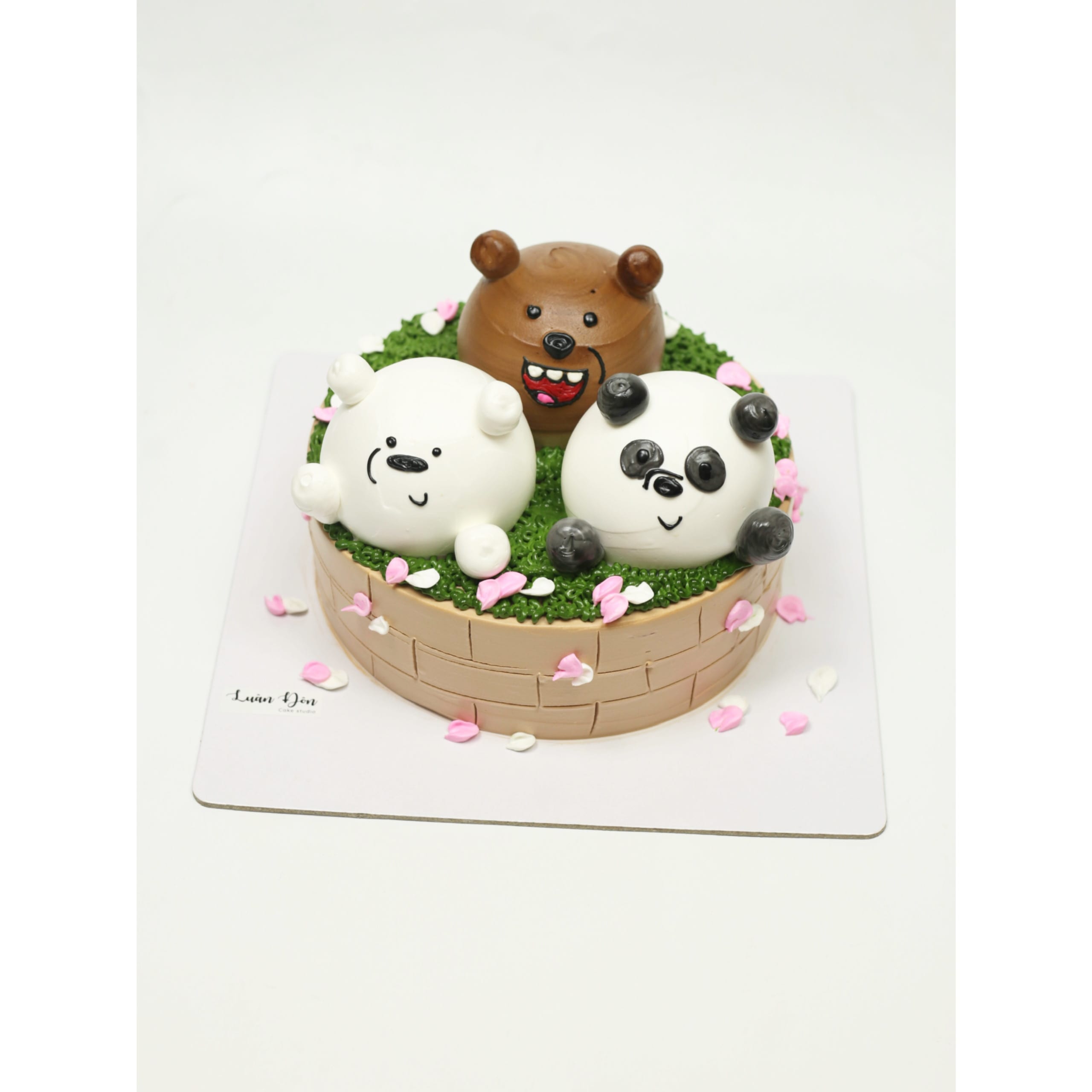 Bánh kem We Bare Bears trong giỏ hoa