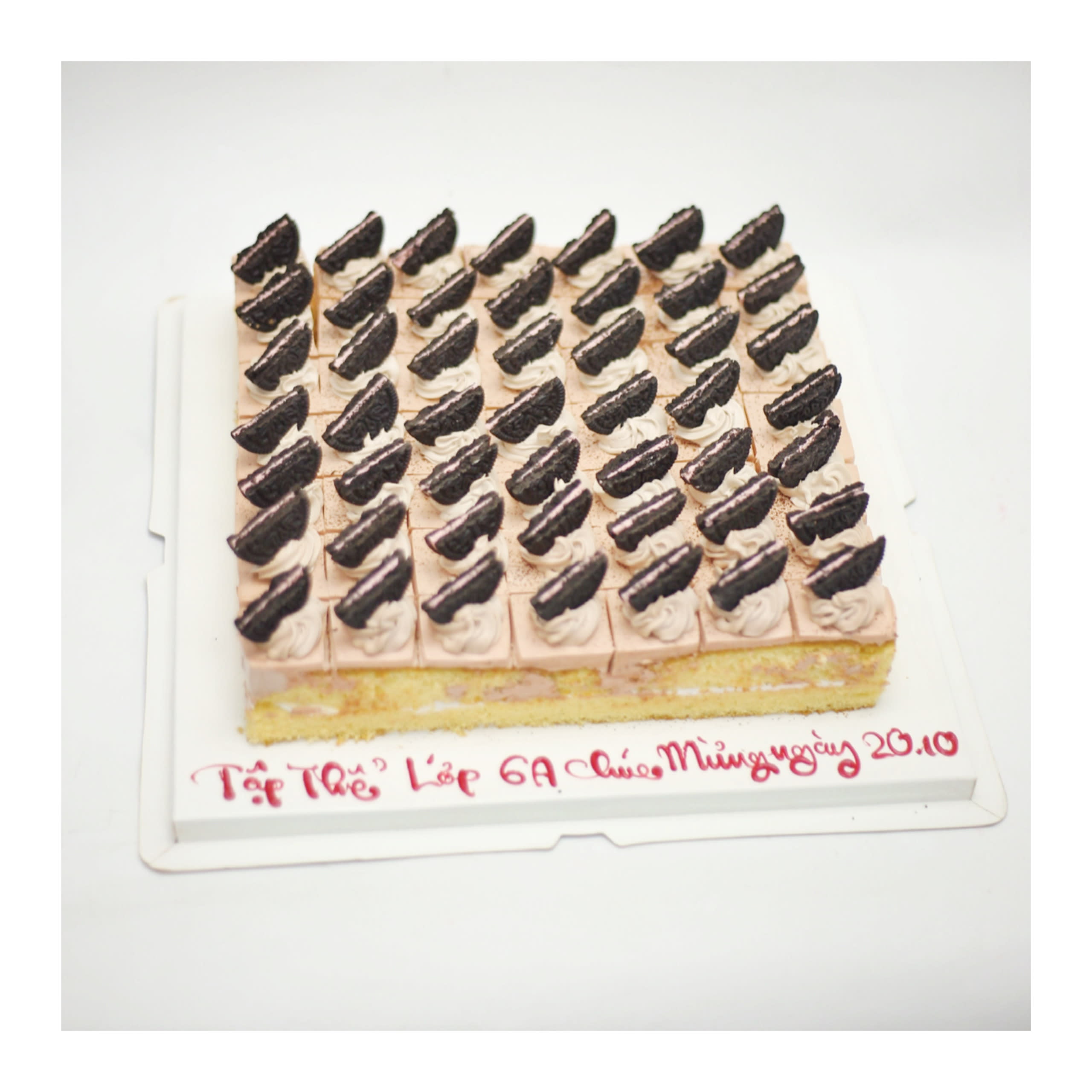 Bánh kem cắt miếng nhân bánh oreo chúc mừng