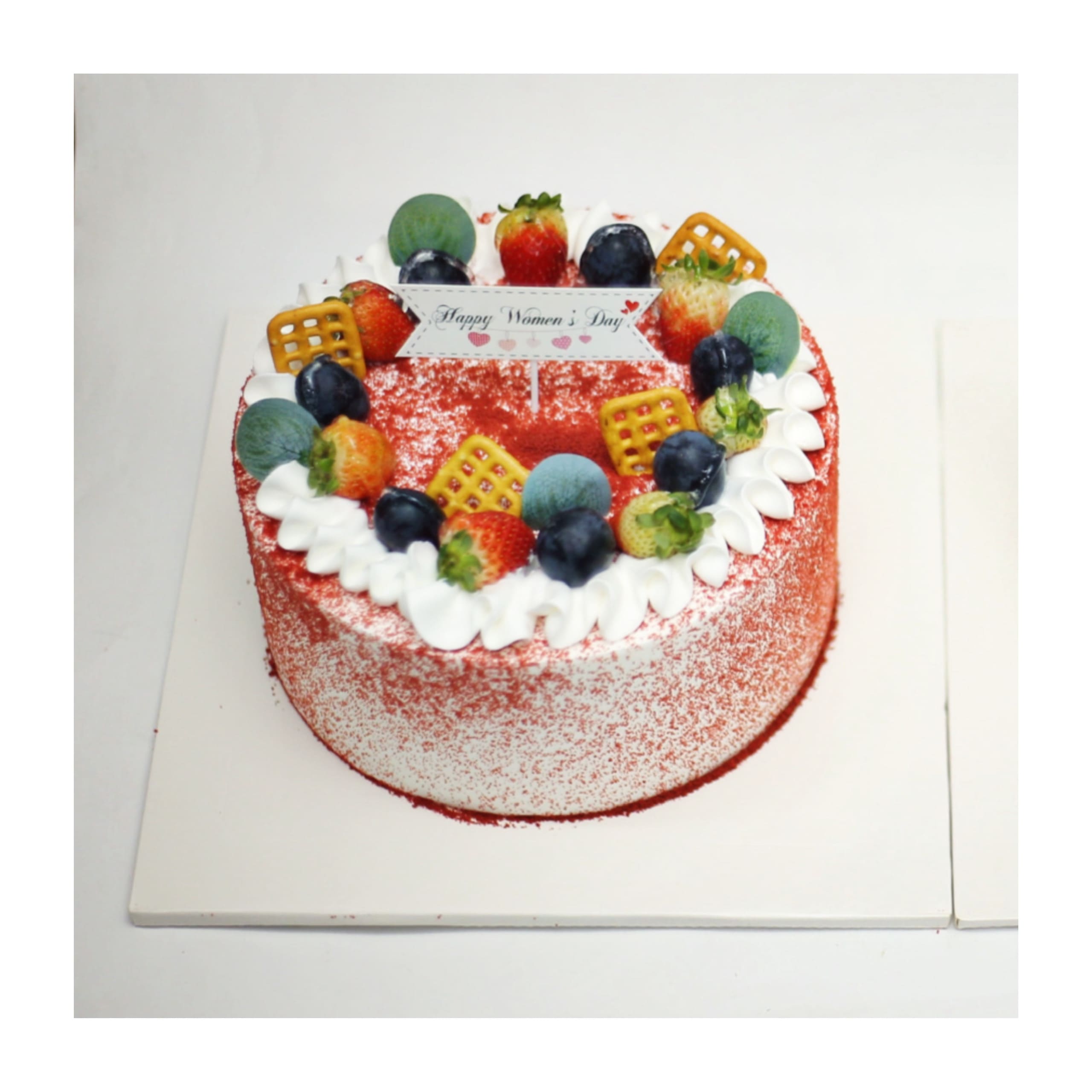Bánh red velvet trái cây tươi phủ kem tươi
