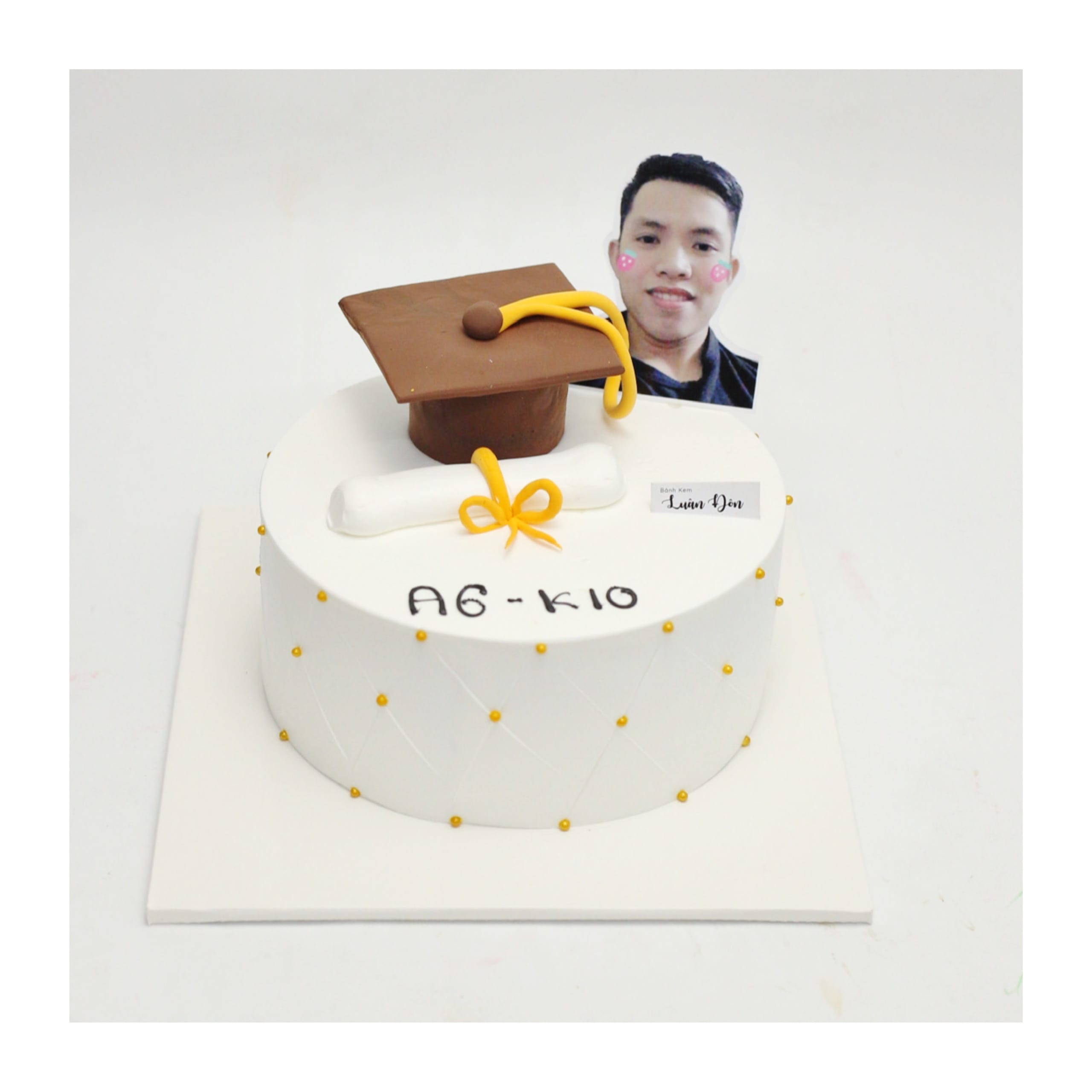 Bánh kem tốt nghiệp màu trắng hiện đại