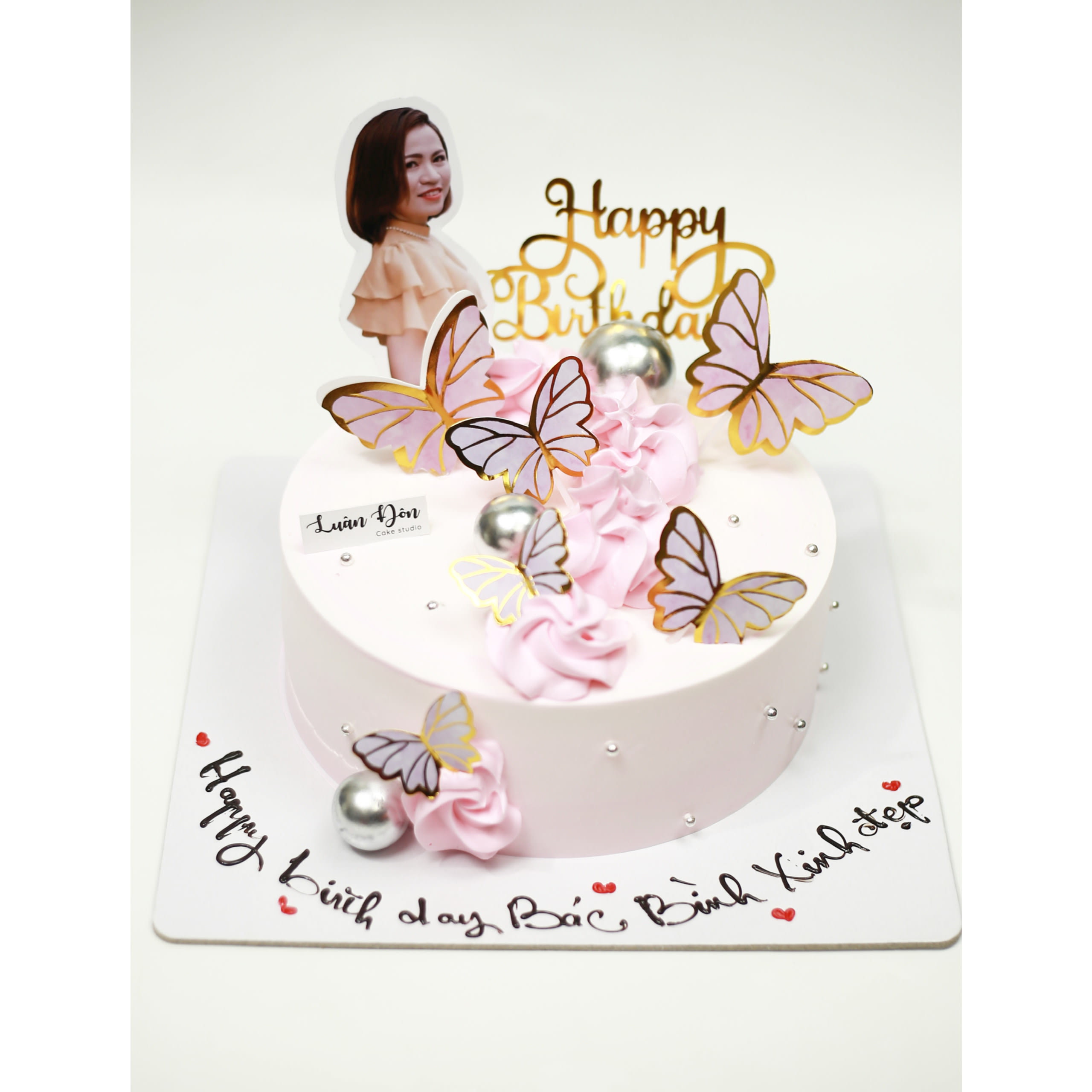 Bánh kem hồng pastel trang trí bướm xinh