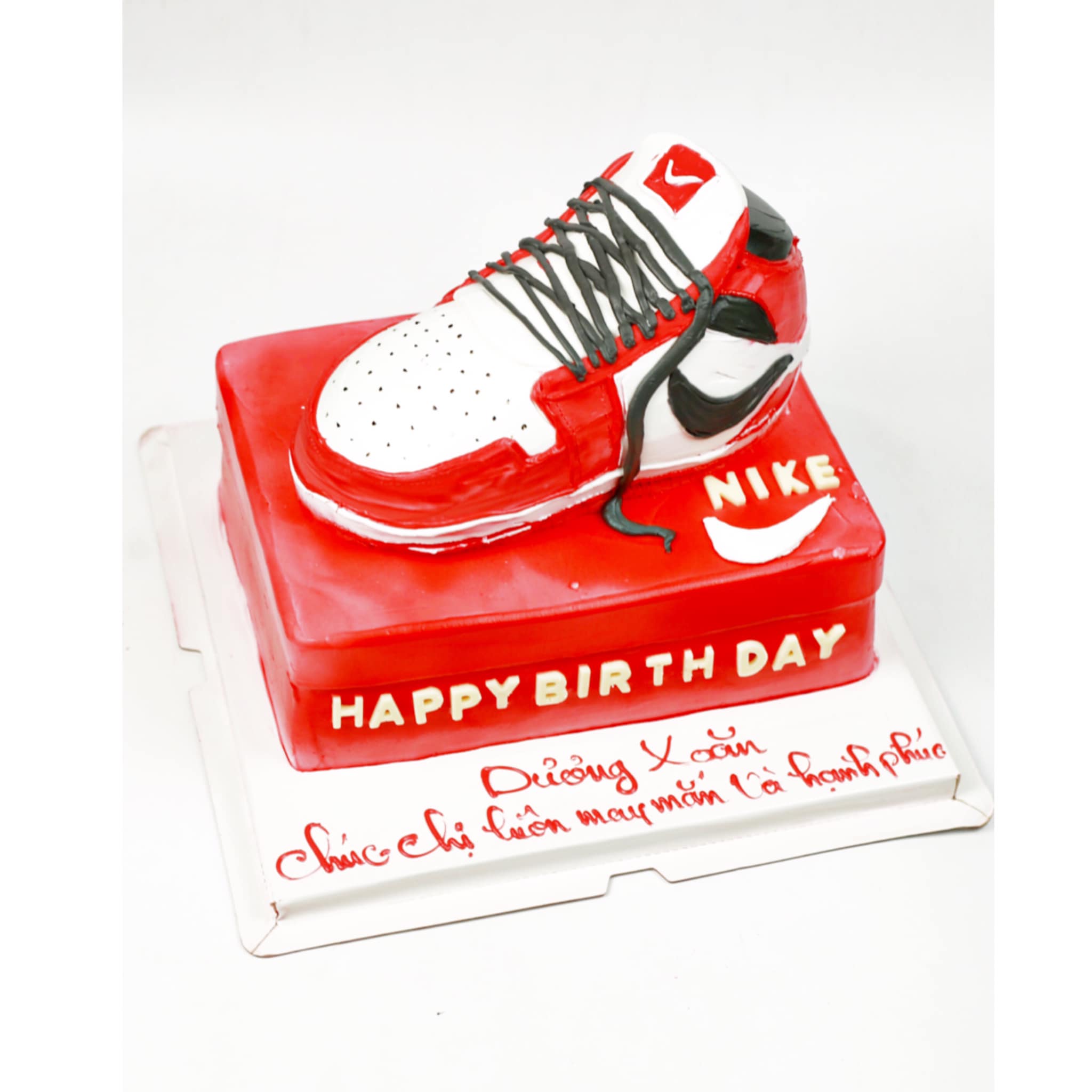 Bánh kem hình hộp giày Nike đỏ trắng