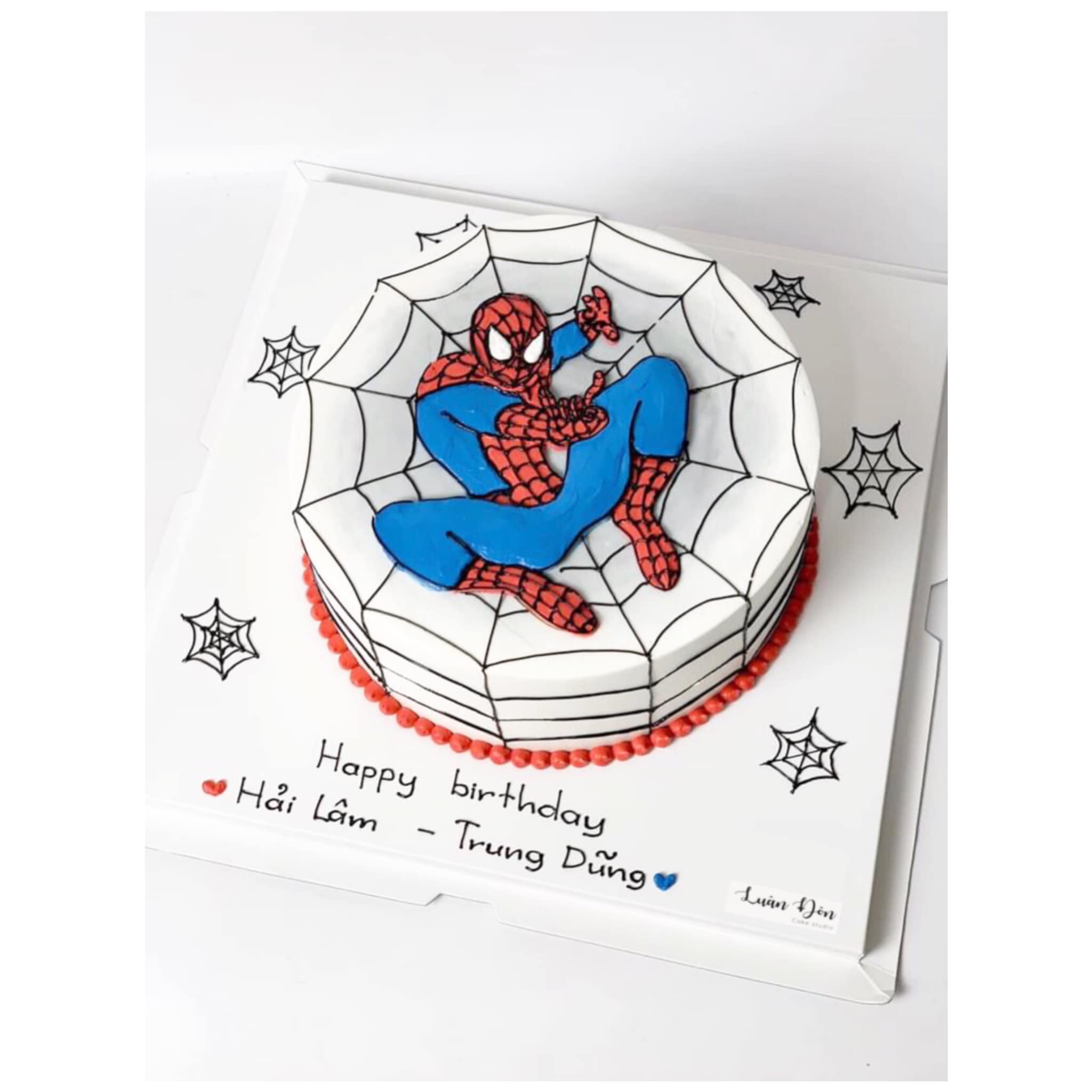 Bánh kem Spider-Man vẽ hình mạng nhện
