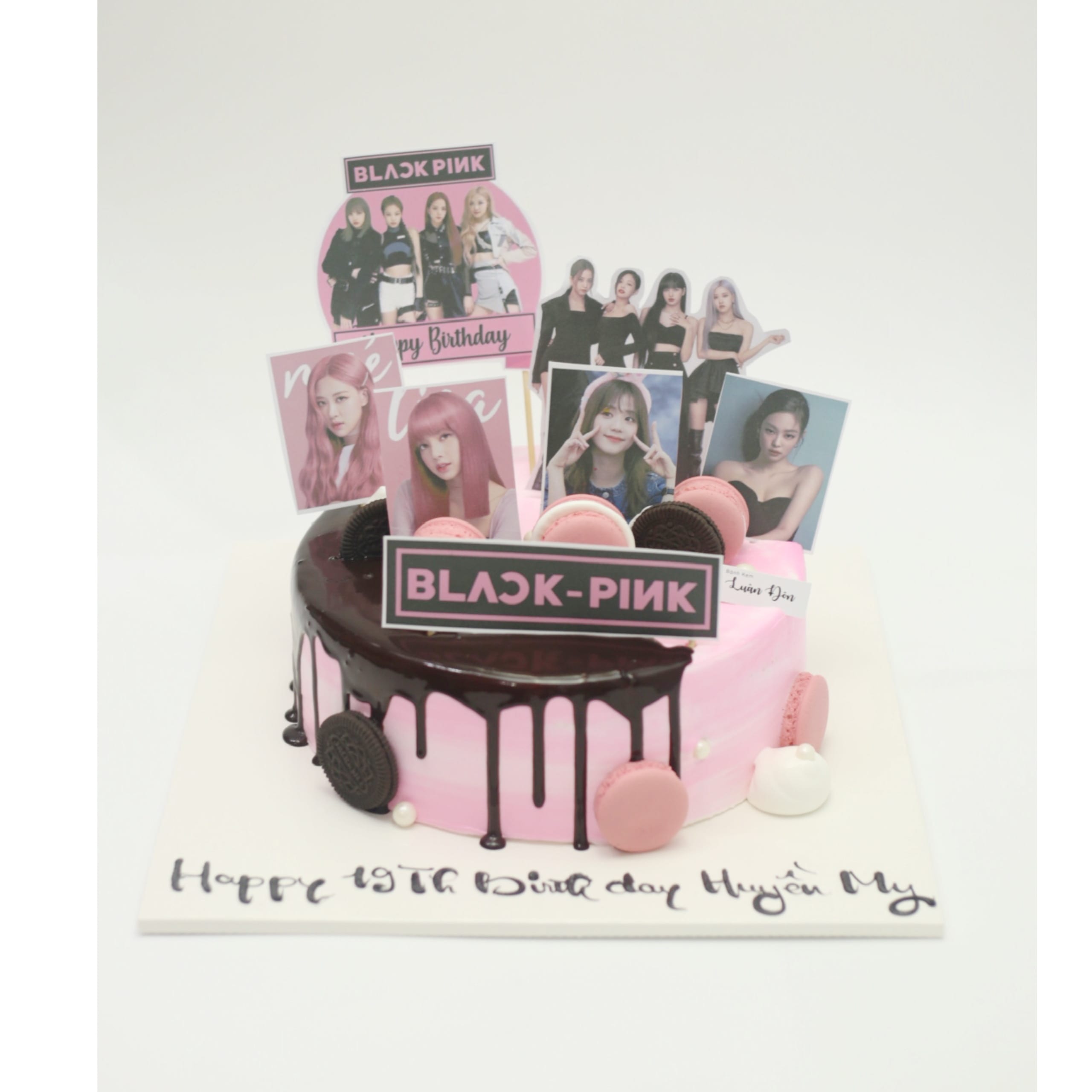 Bánh kem tone hồng chủ đề nhóm nhạc Blackpink