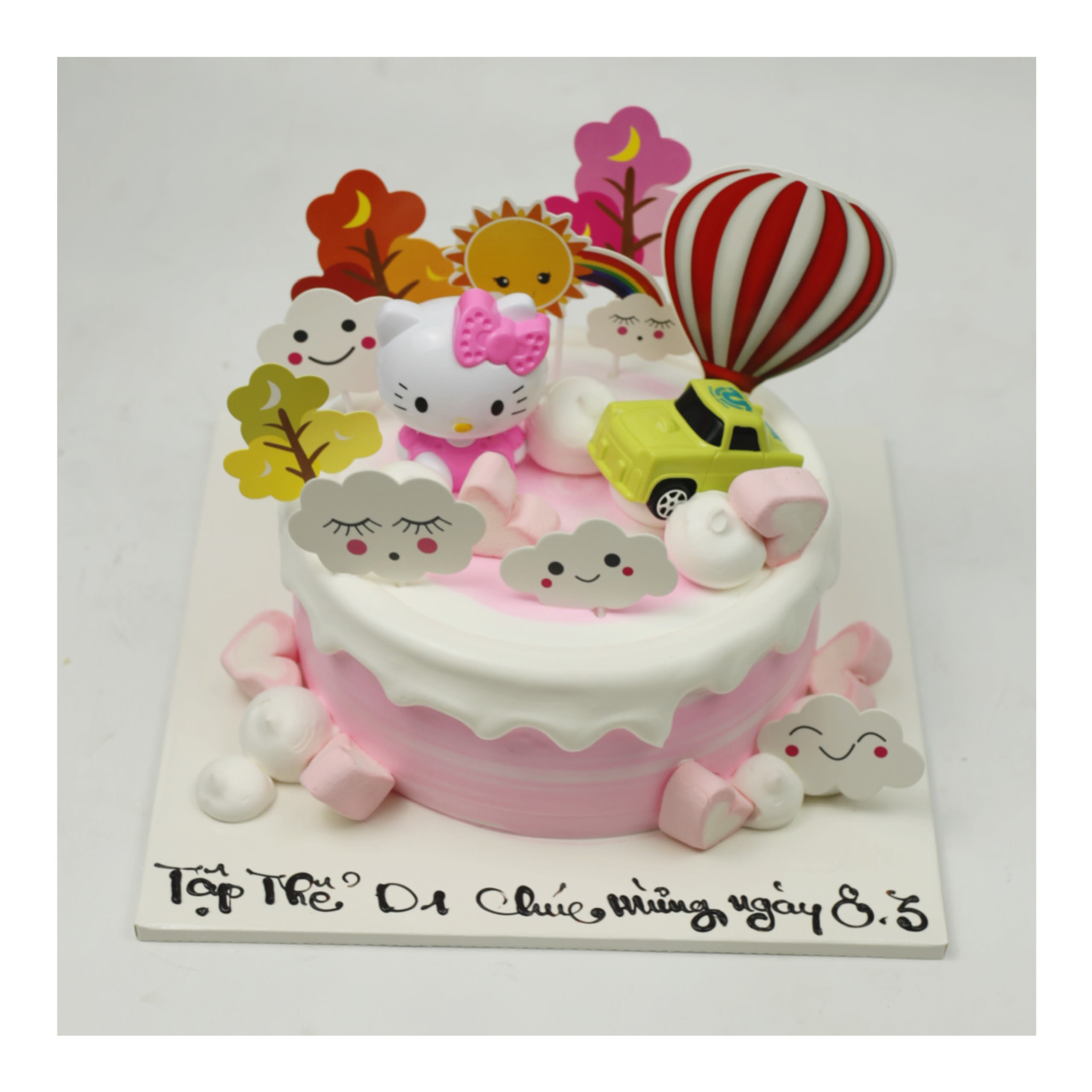Bánh kem Hello Kitty và xe hơi hoạt hình