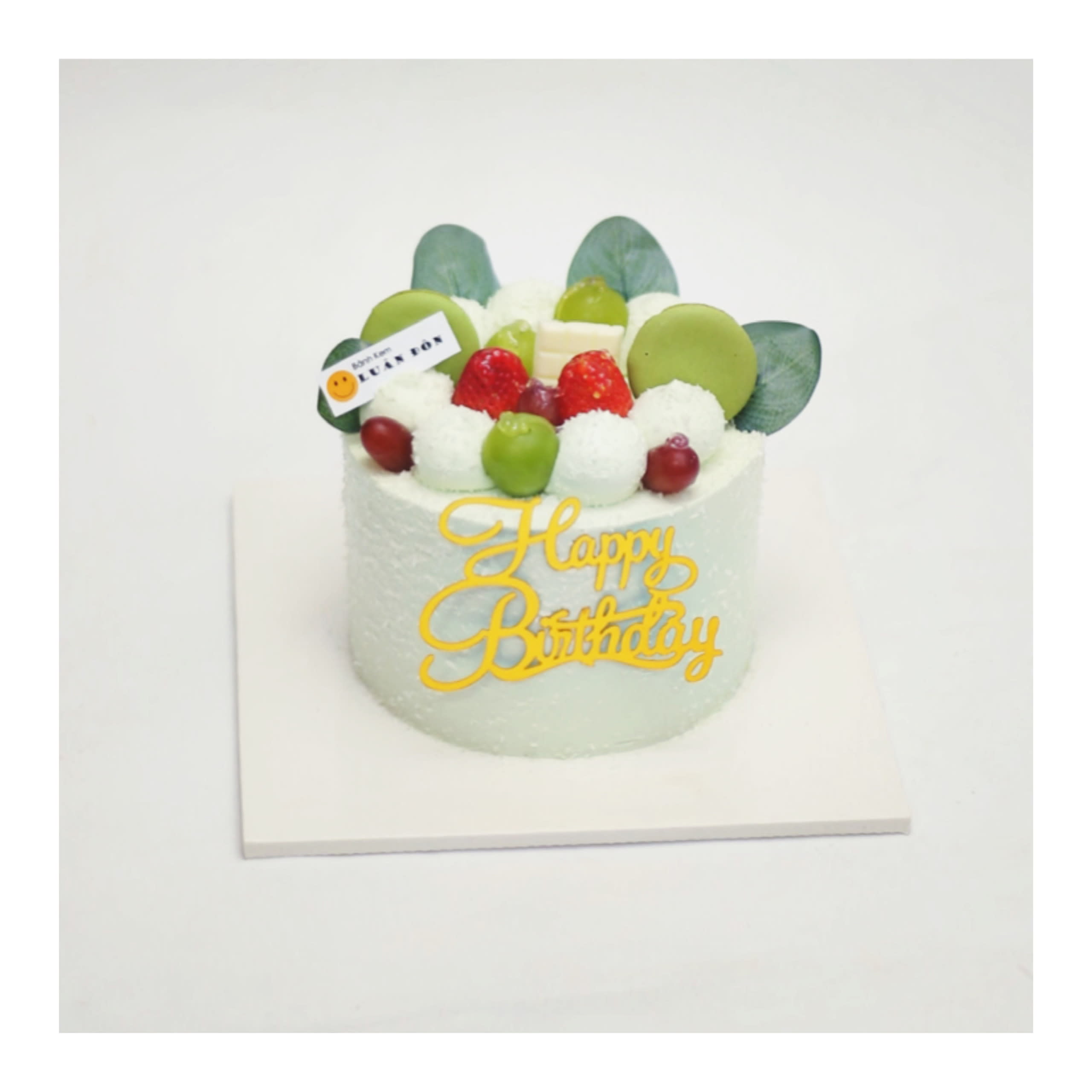 Bánh kem xanh cốm trang trí dâu tây và macaron