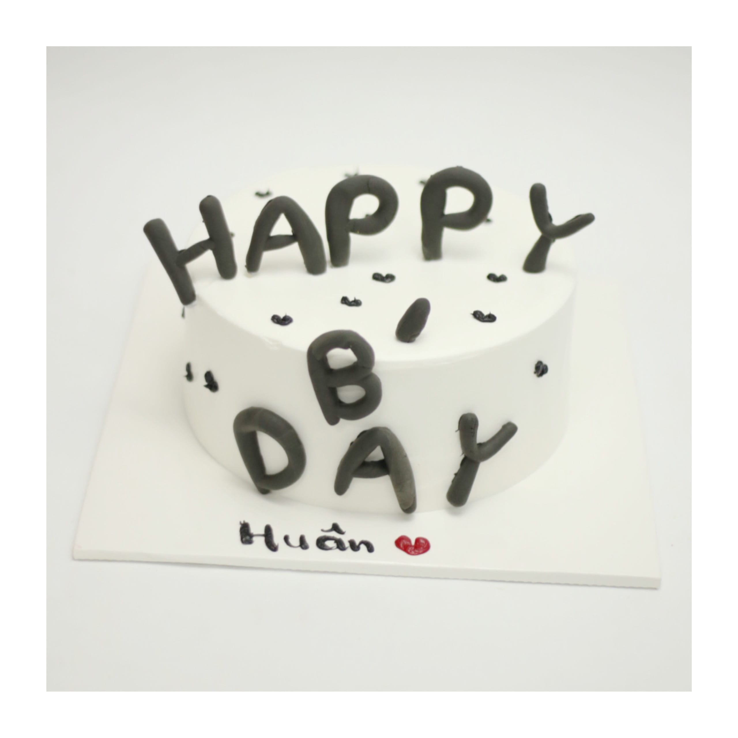 Bánh kem Happy Birthday chữ đen tối giản