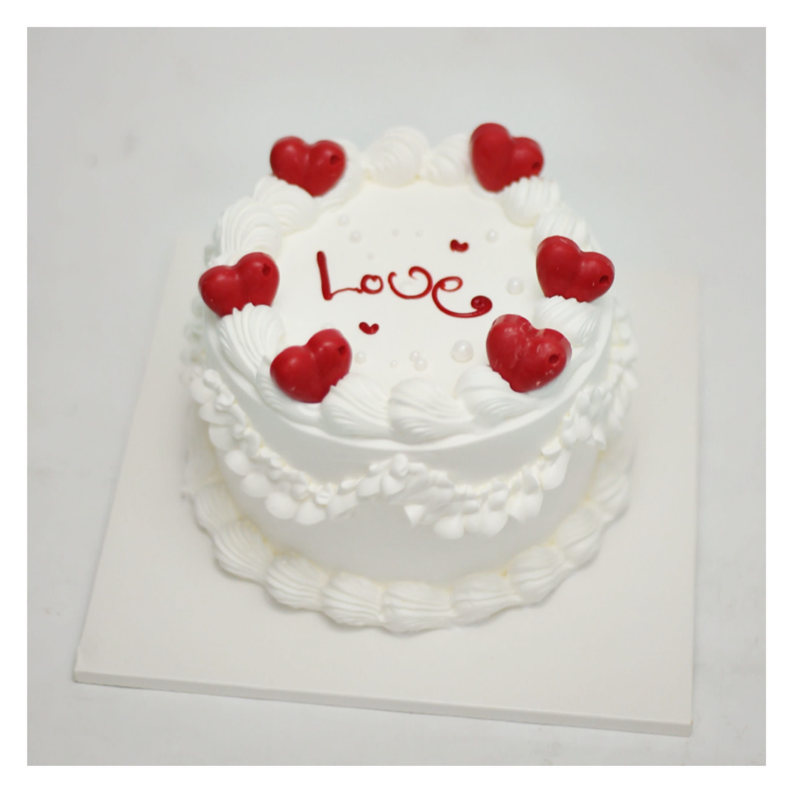 Bánh kem trắng chữ Love lãng mạn