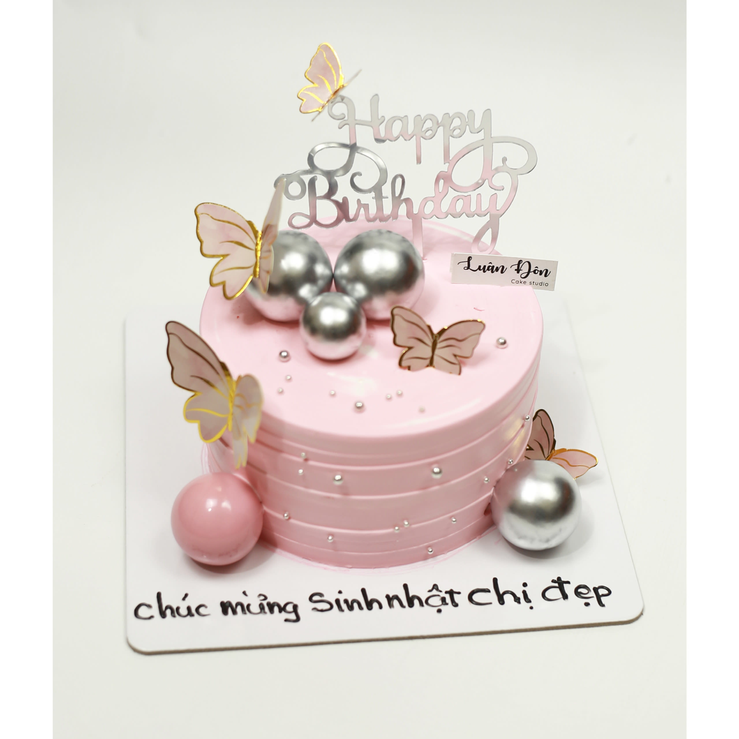 Bánh kem hồng pastel nhẹ nhàng trang trí bướm