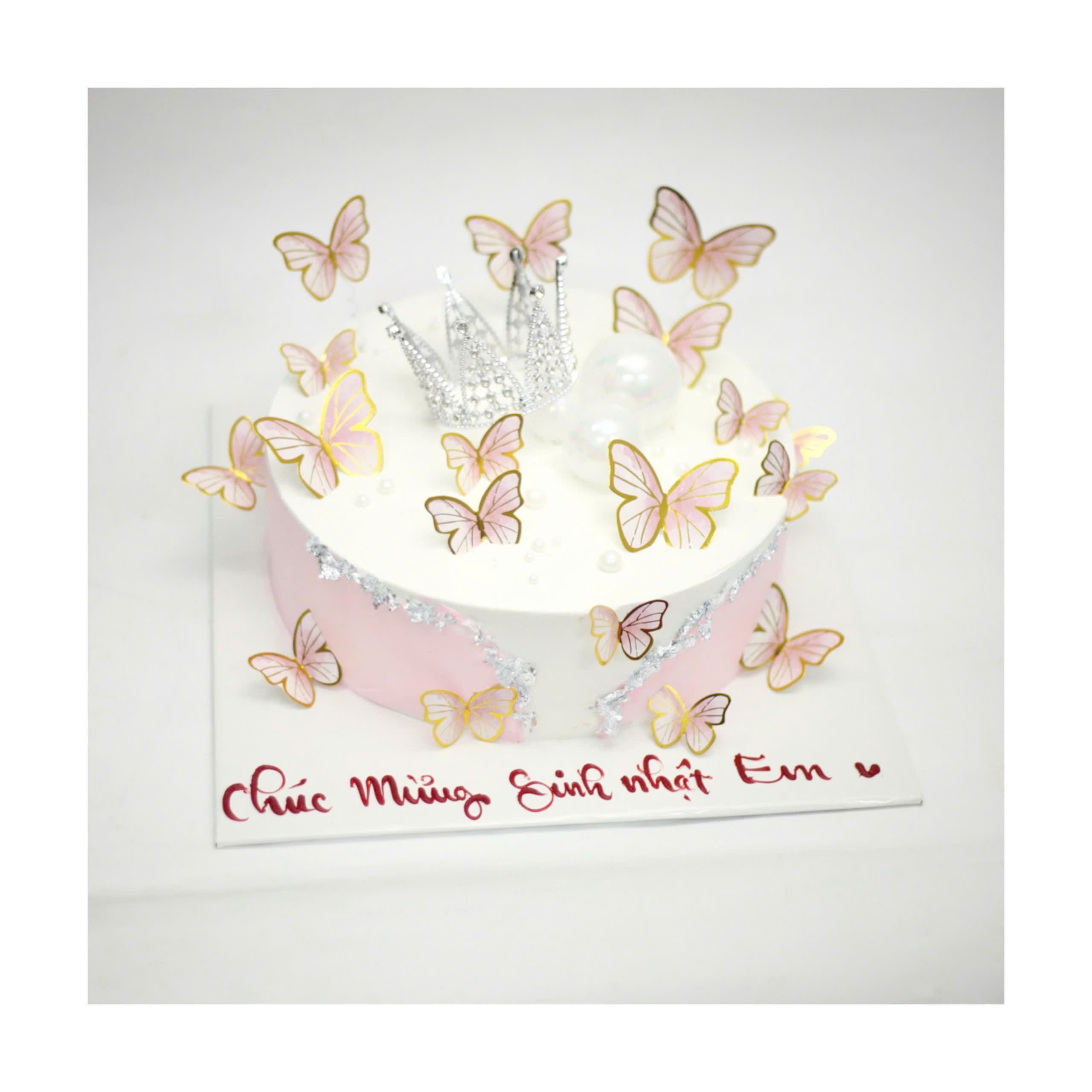Bánh kem trang trí vương miện và bướm hồng