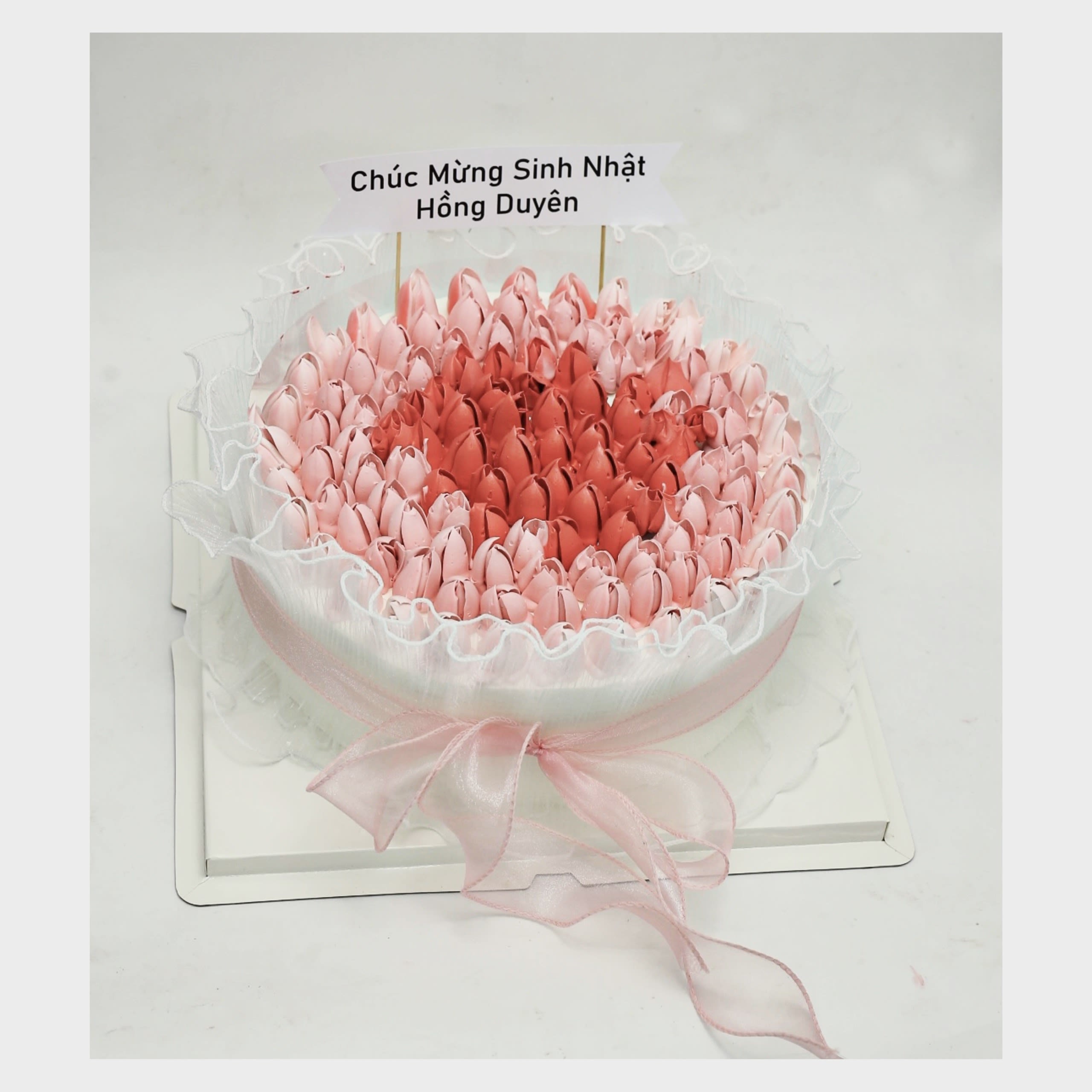 Bánh kem phủ hoa tulip hồng pastel tinh tế