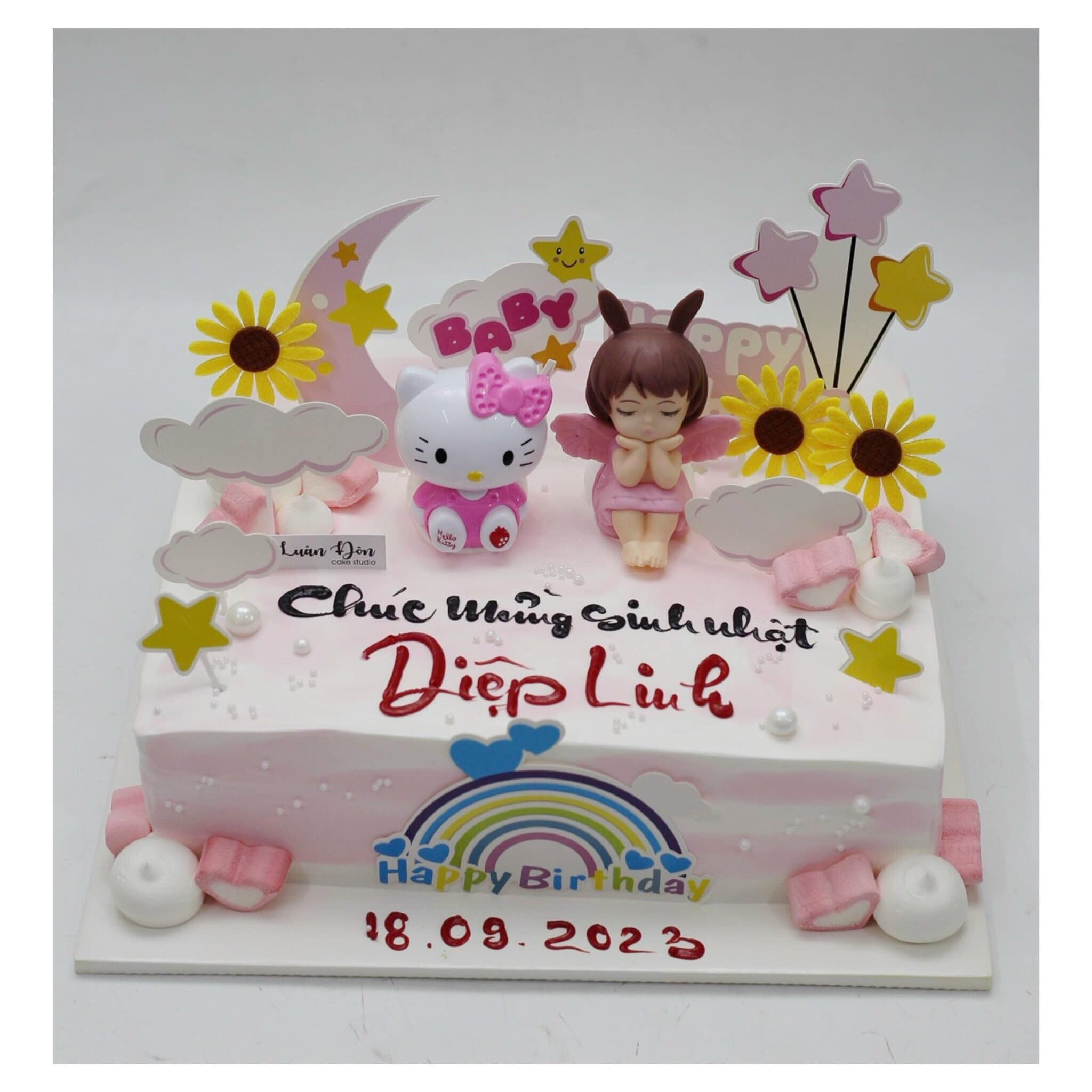 Bánh kem Hello Kitty hồng Diệp Linh