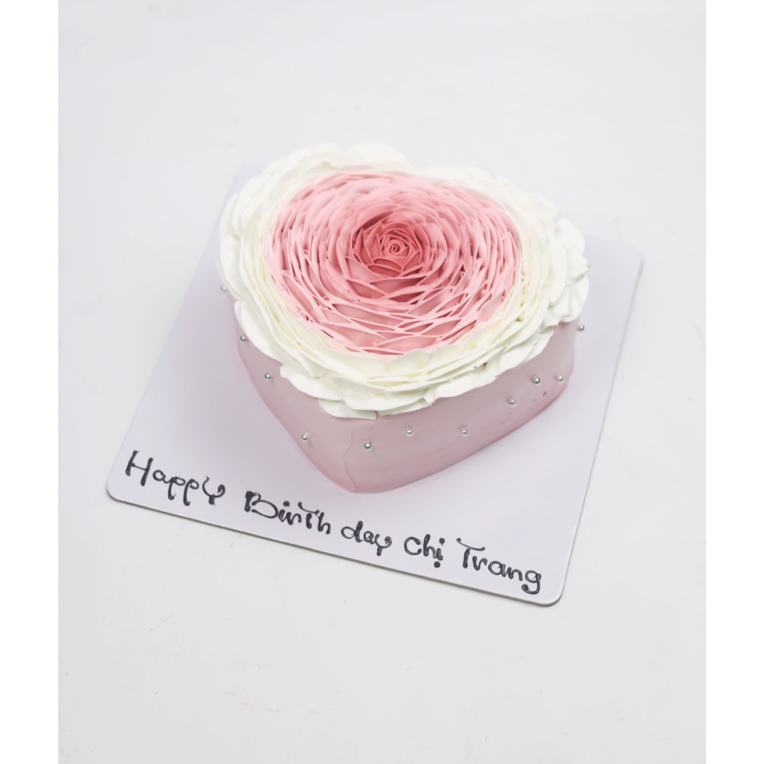 Bánh kem trái tim hồng pastel hoa hồng tinh tế