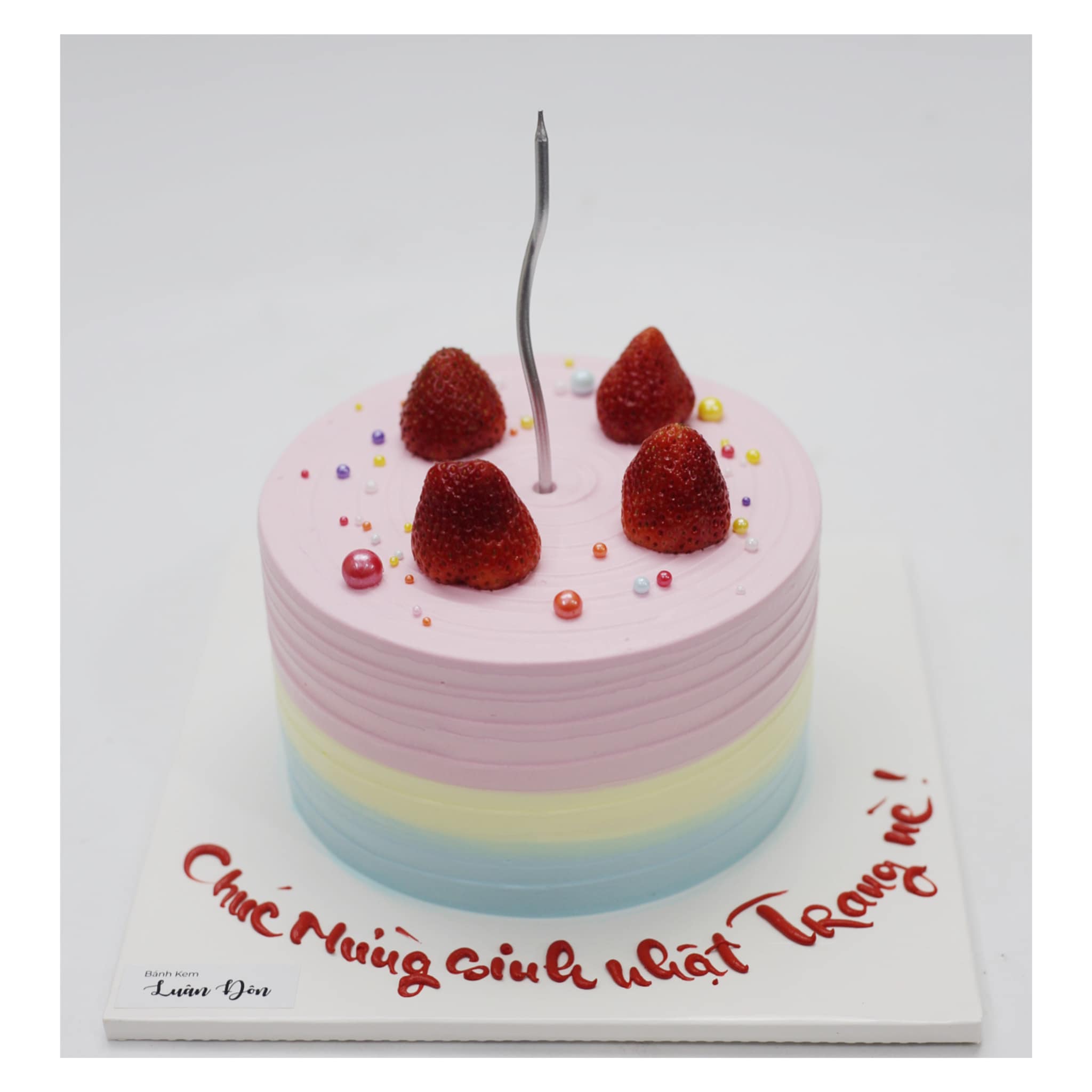 Bánh kem dâu tây ombre sắc màu