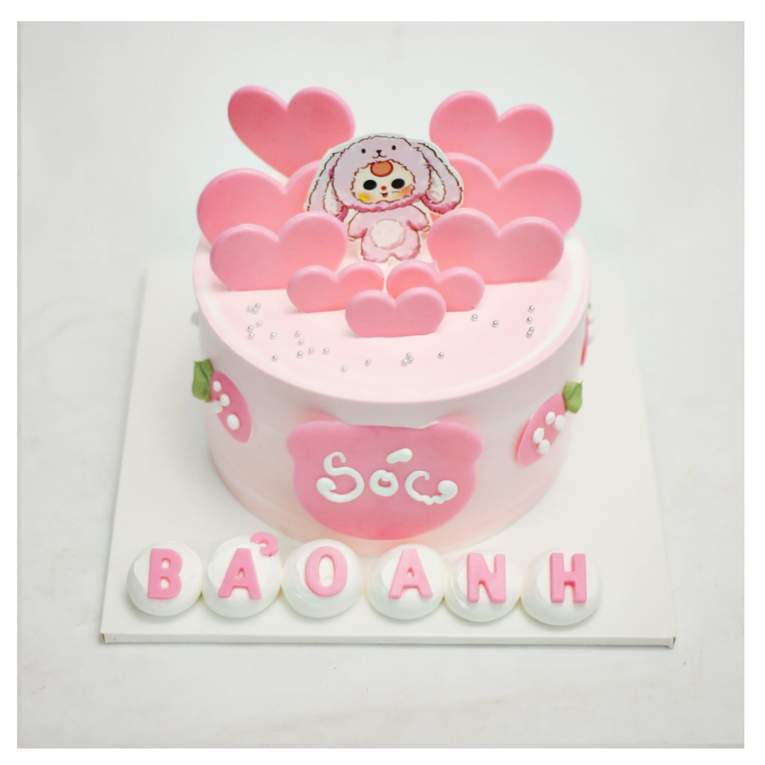 Bánh kem màu hồng hình trái tim cho bé gái