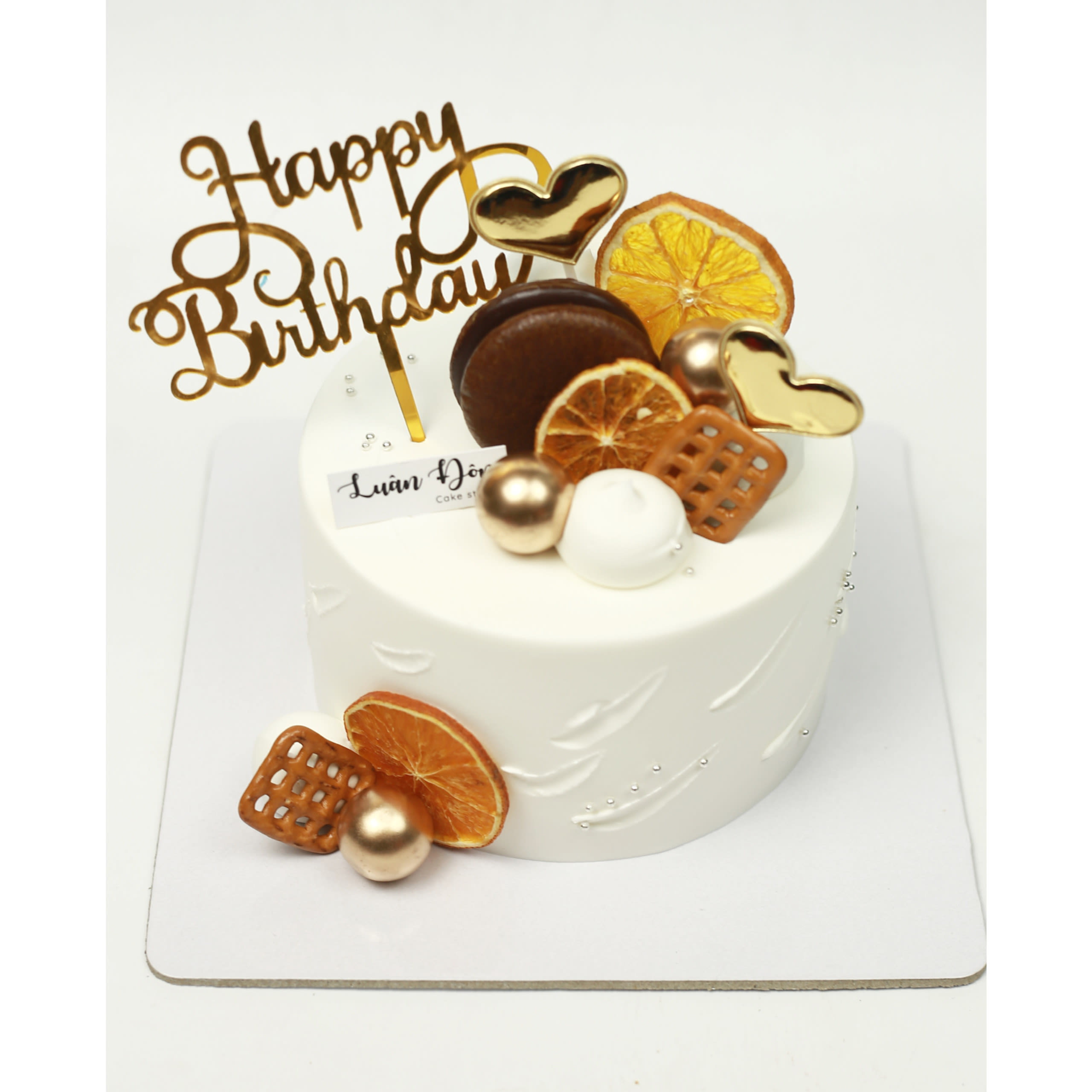 Bánh kem hiện đại trang trí cam sấy macaron